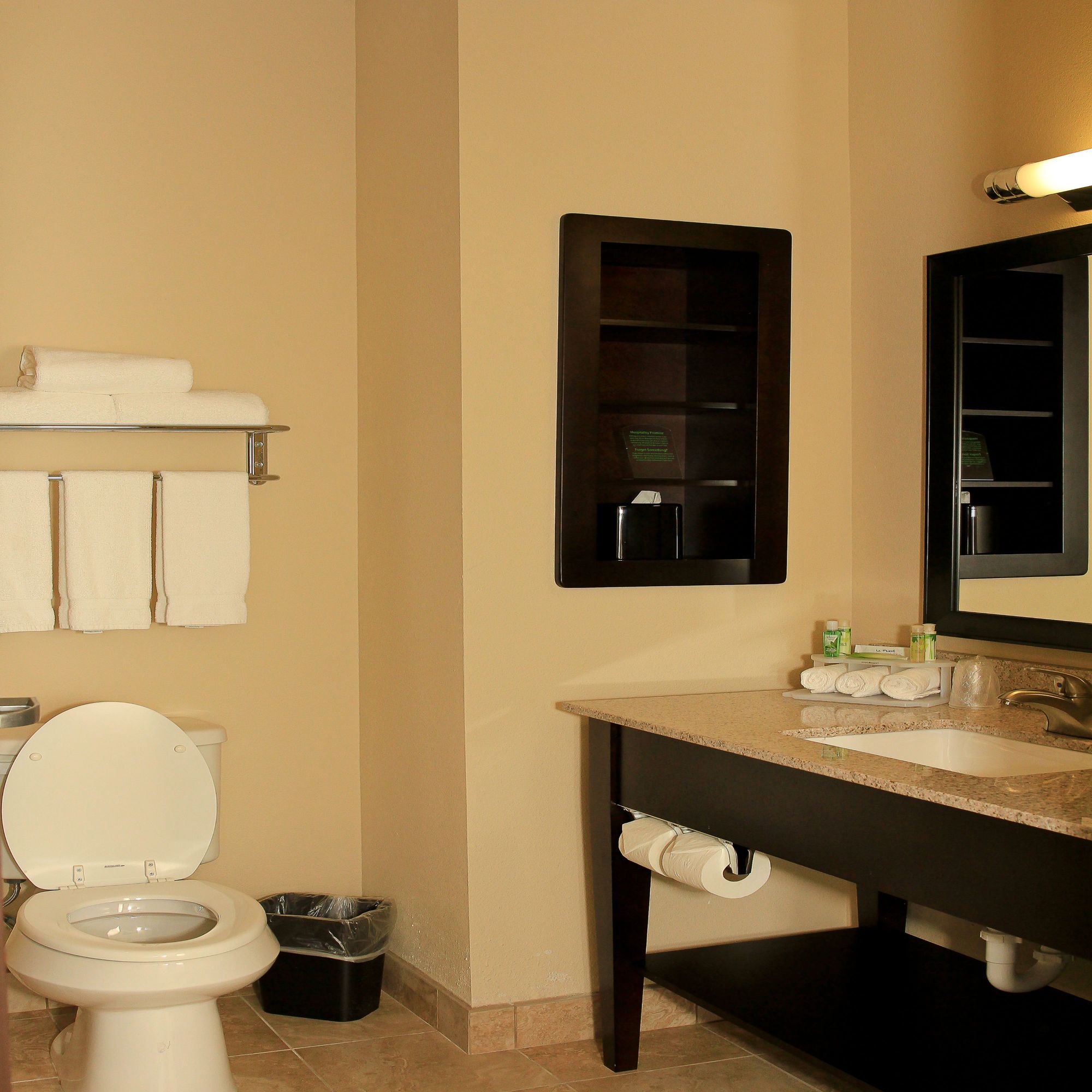 Holiday Inn Express & Suites Floresville