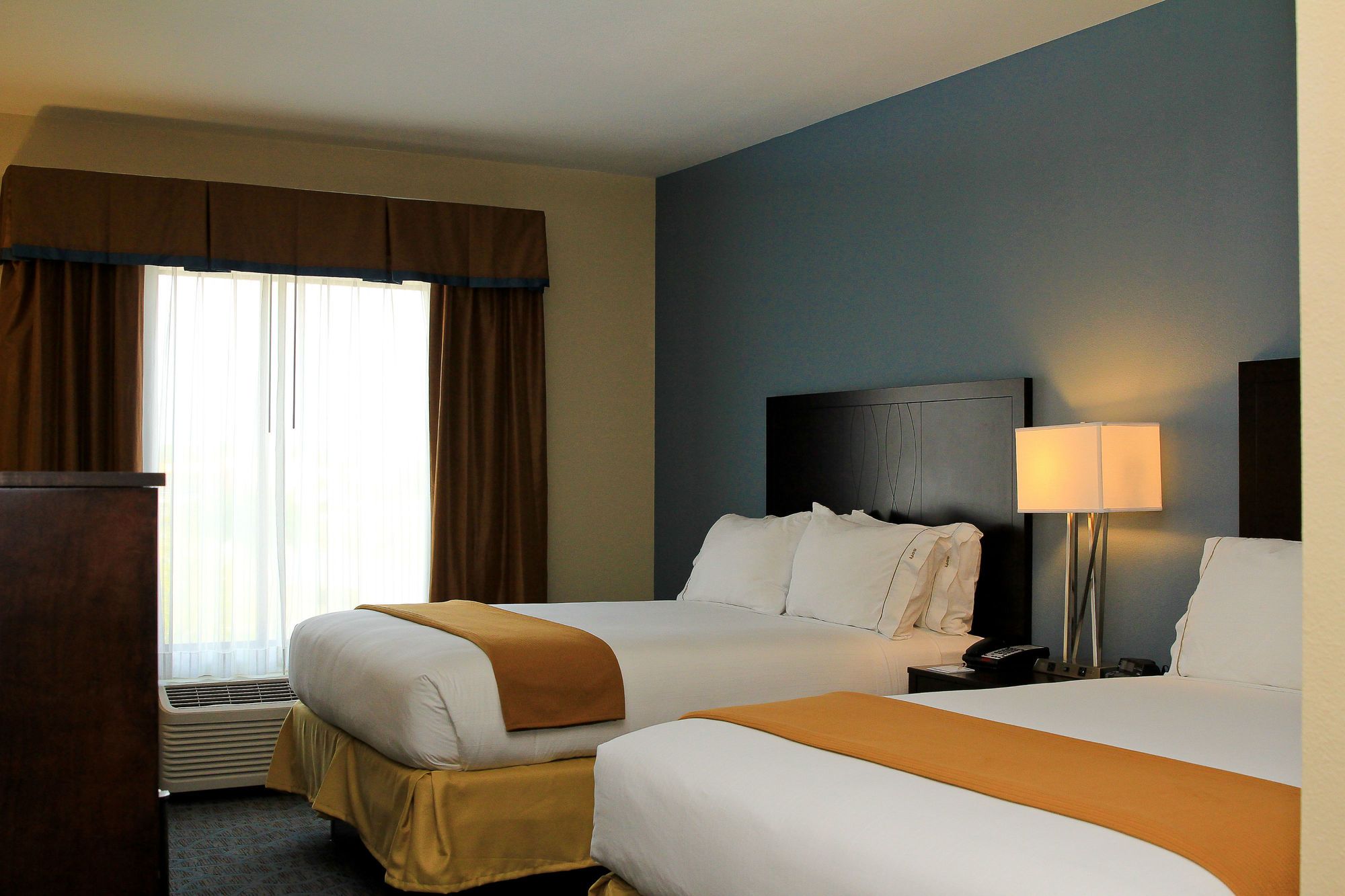 Holiday Inn Express & Suites Floresville