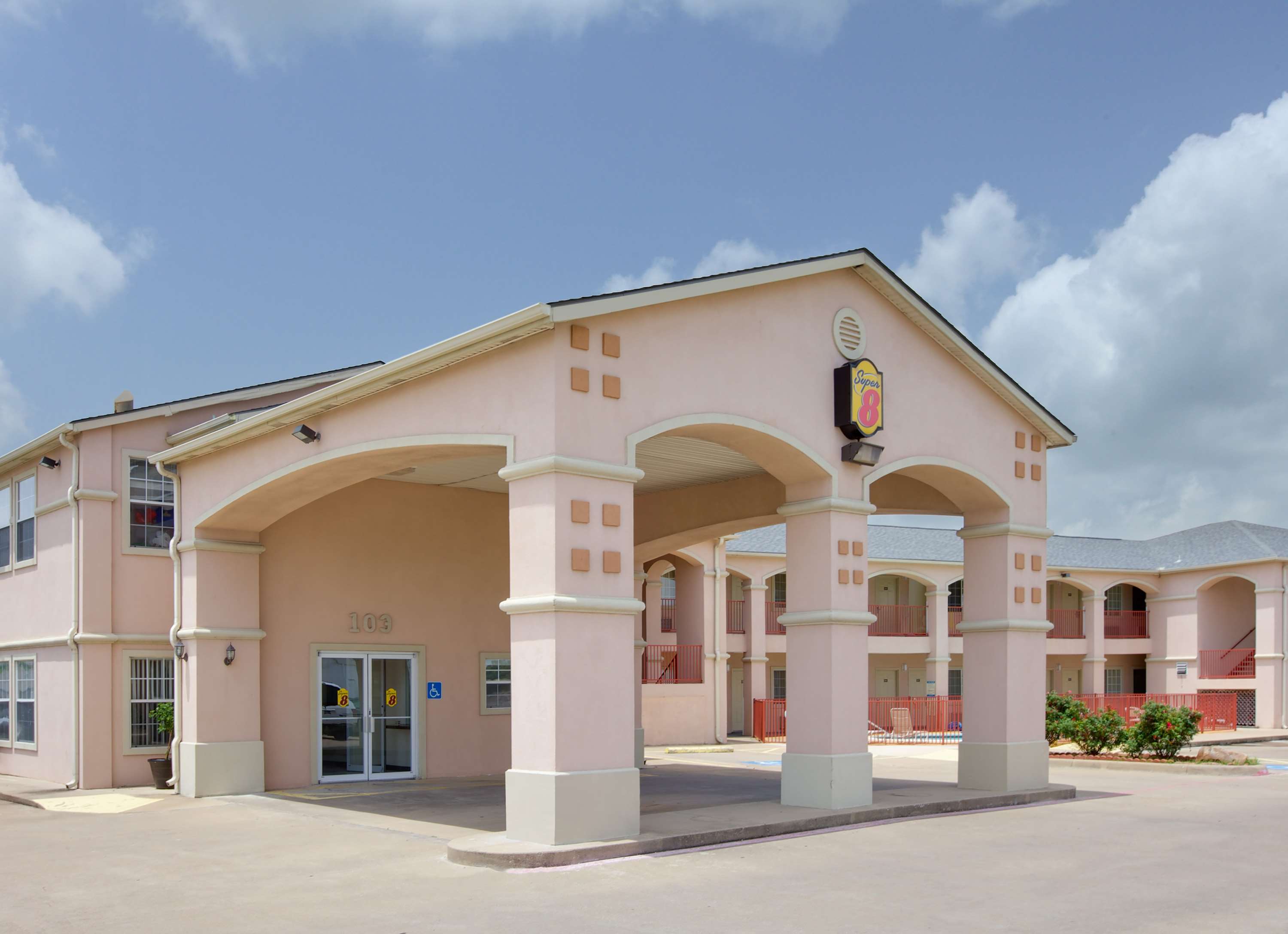 Super 8 by Wyndham Forney/East Dallas
