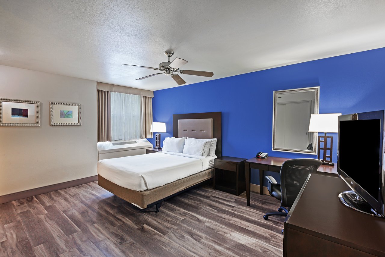 Holiday Inn Express Keith Ware Hall