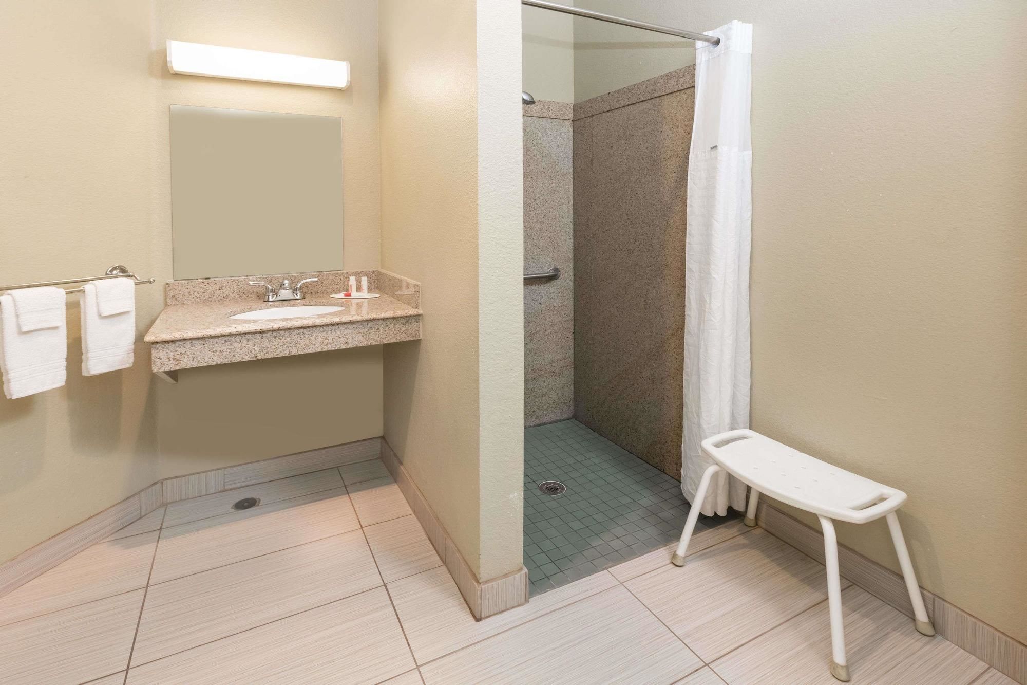 Days Inn & Suites by Wyndham Euless DFW Airport South
