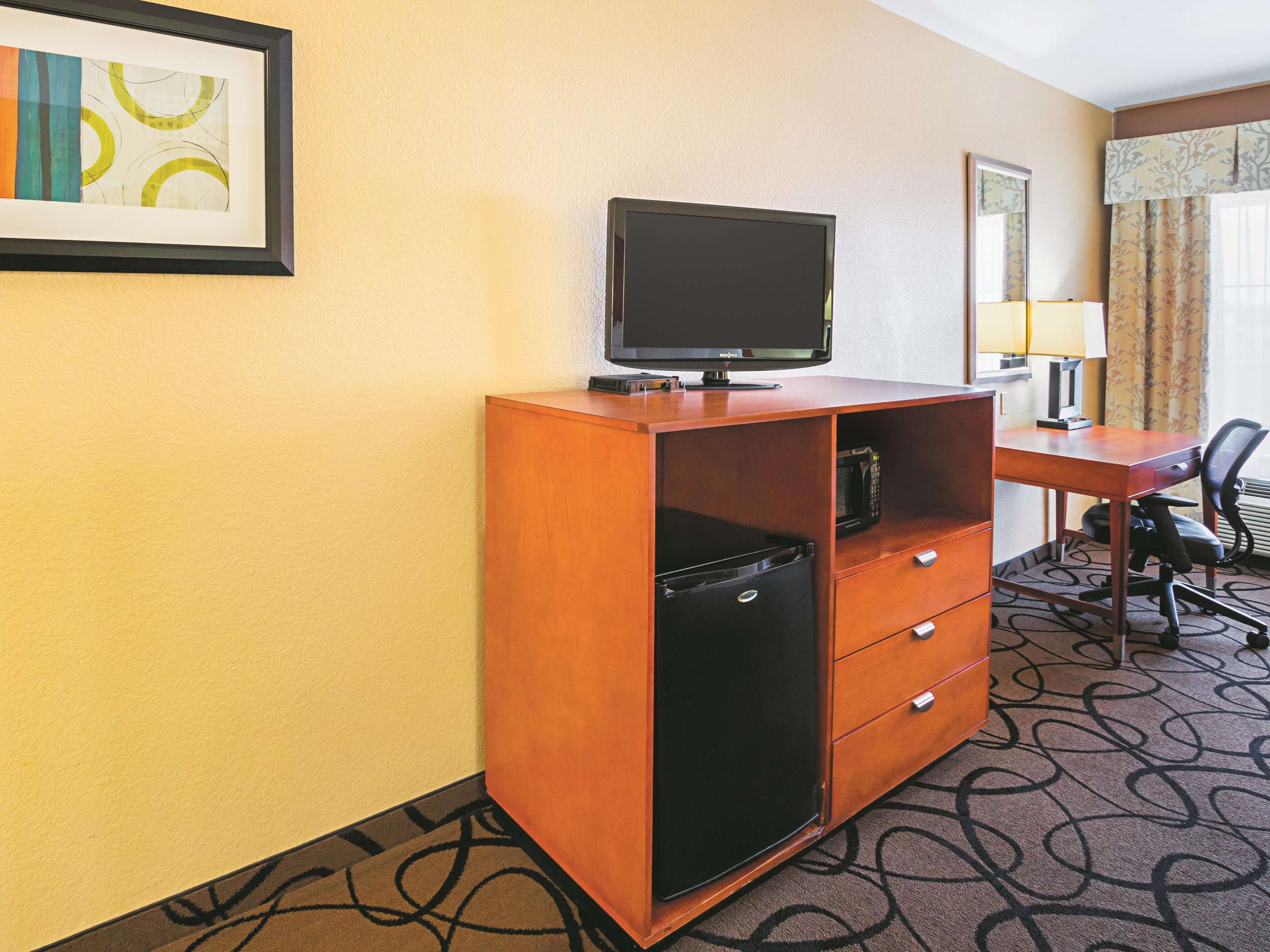 La Quinta Inn & Suites by Wyndham Ft. Worth - Forest Hill TX
