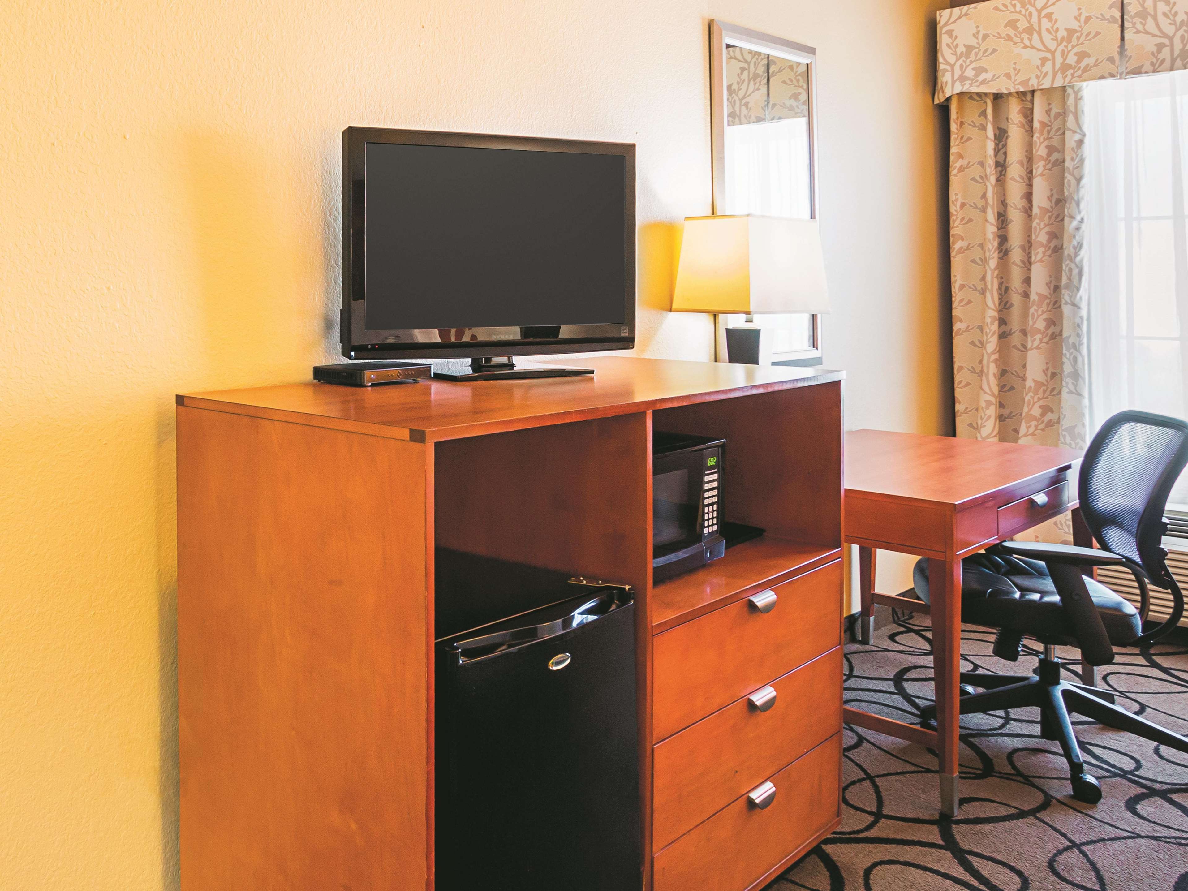 La Quinta Inn & Suites by Wyndham Ft. Worth - Forest Hill TX
