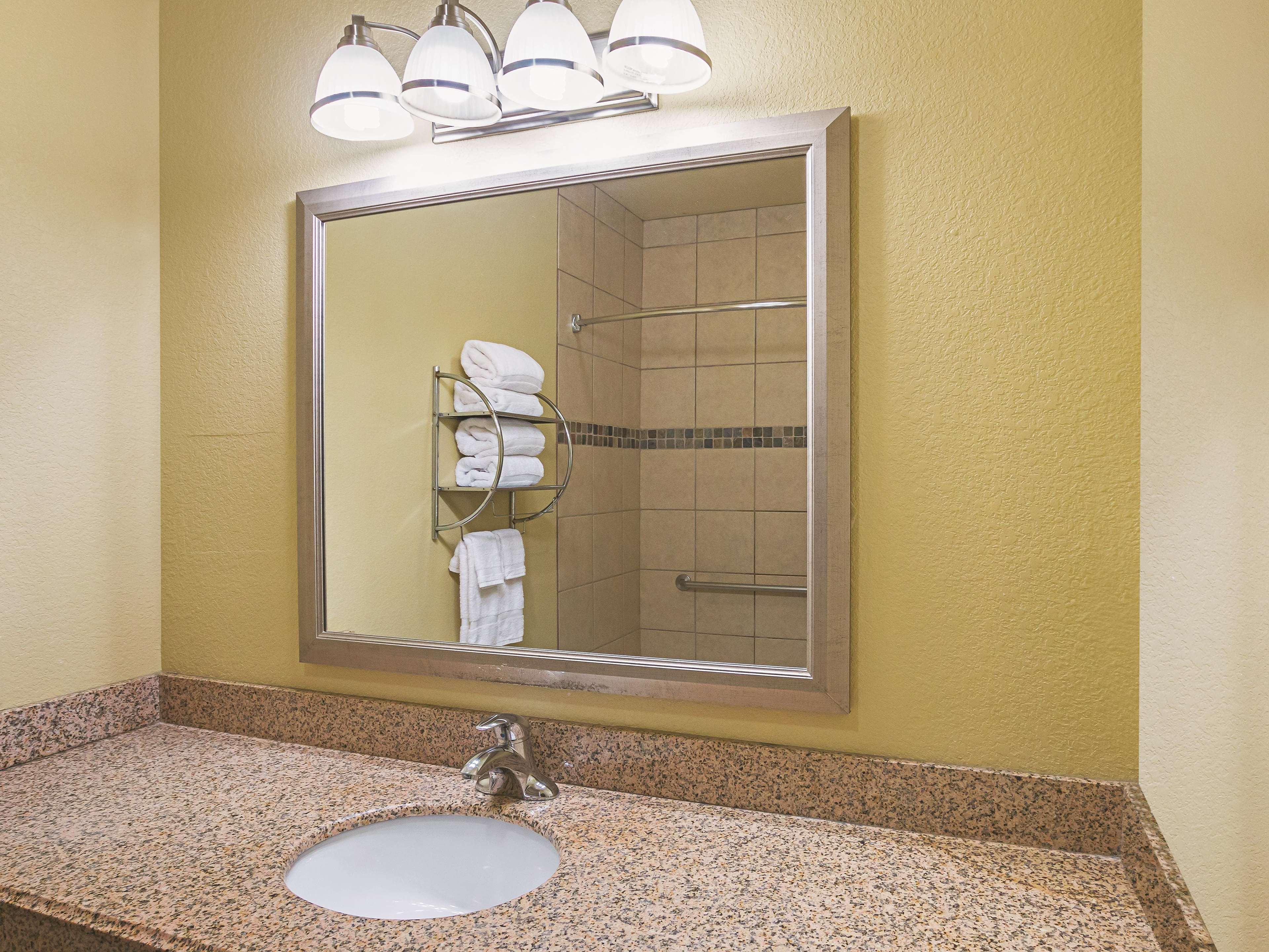 La Quinta Inn & Suites by Wyndham Ft. Worth - Forest Hill TX