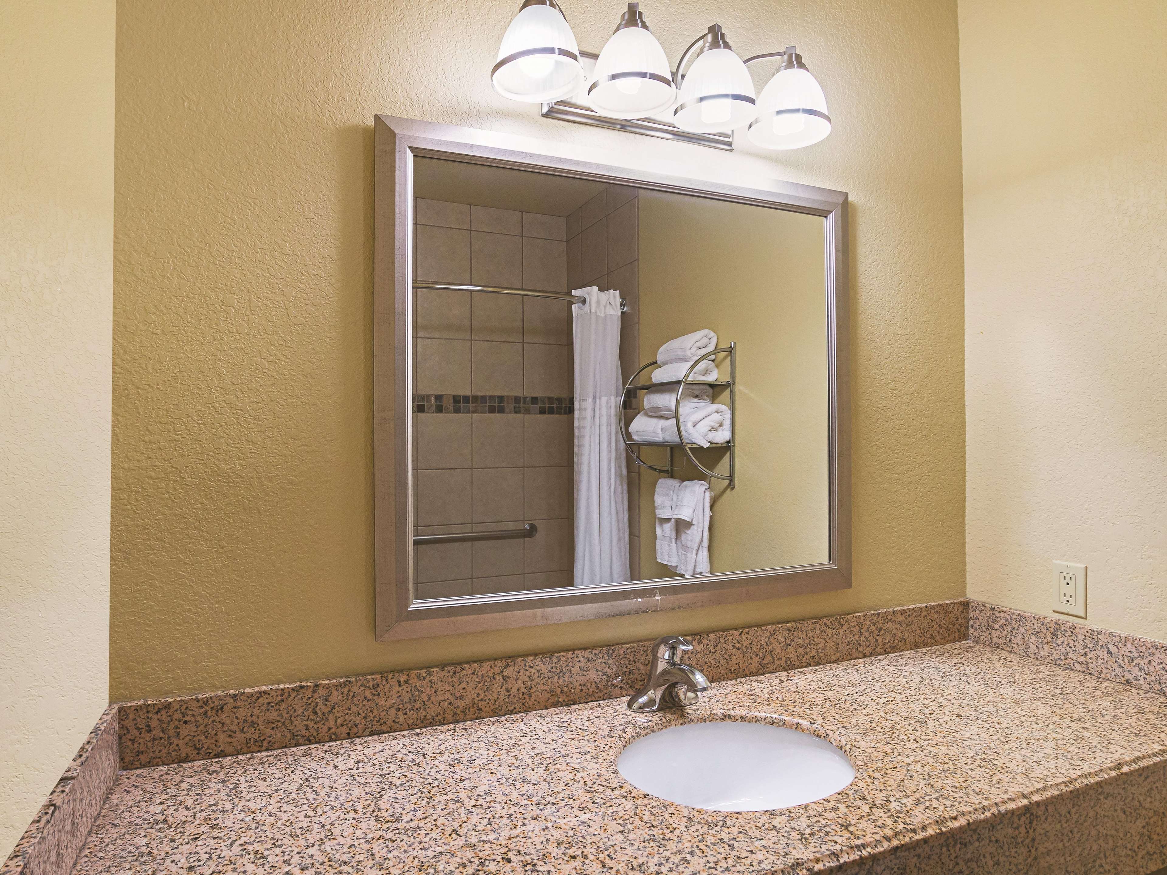 La Quinta Inn & Suites by Wyndham Ft. Worth - Forest Hill TX