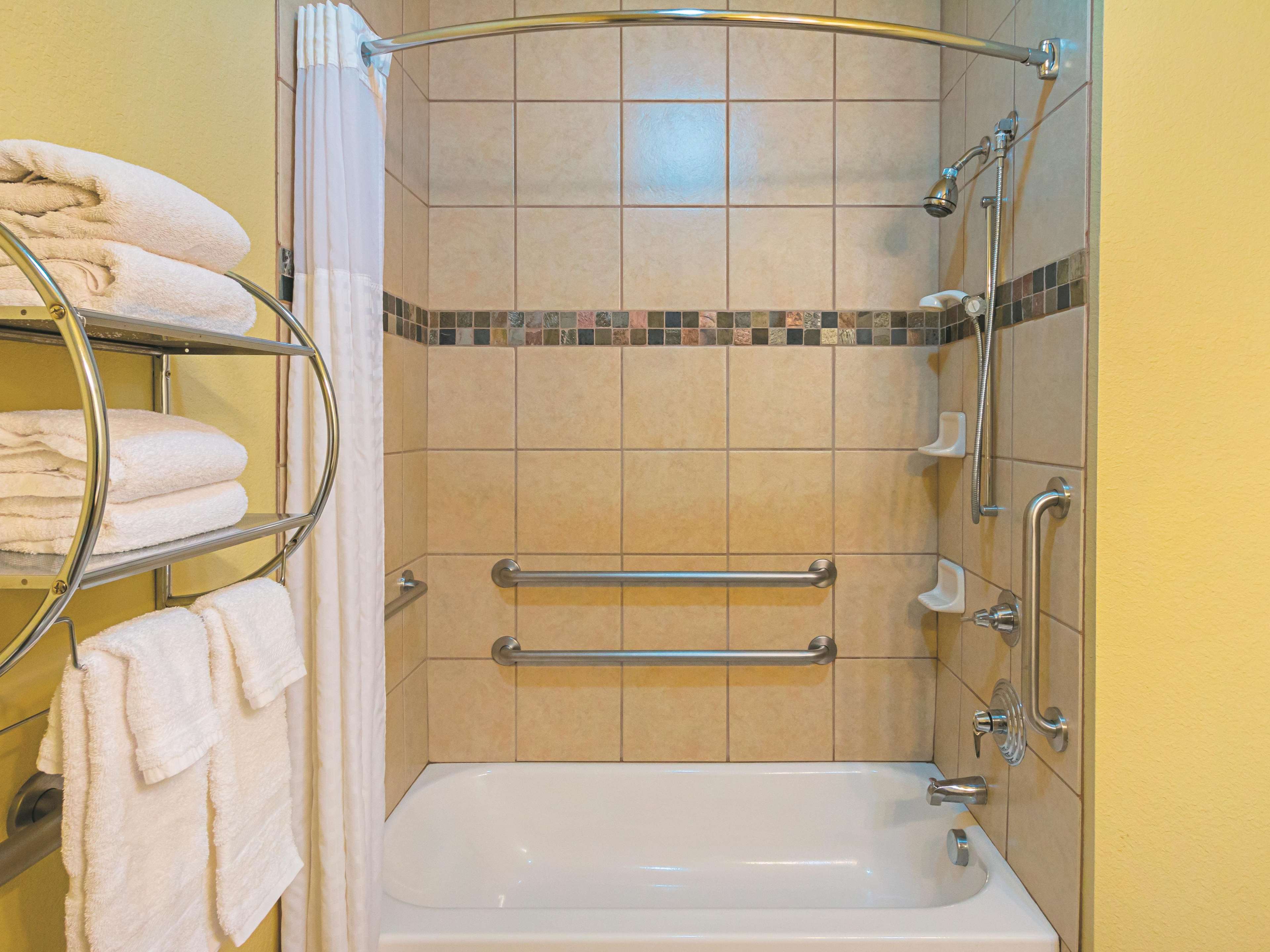 La Quinta Inn & Suites by Wyndham Ft. Worth - Forest Hill TX