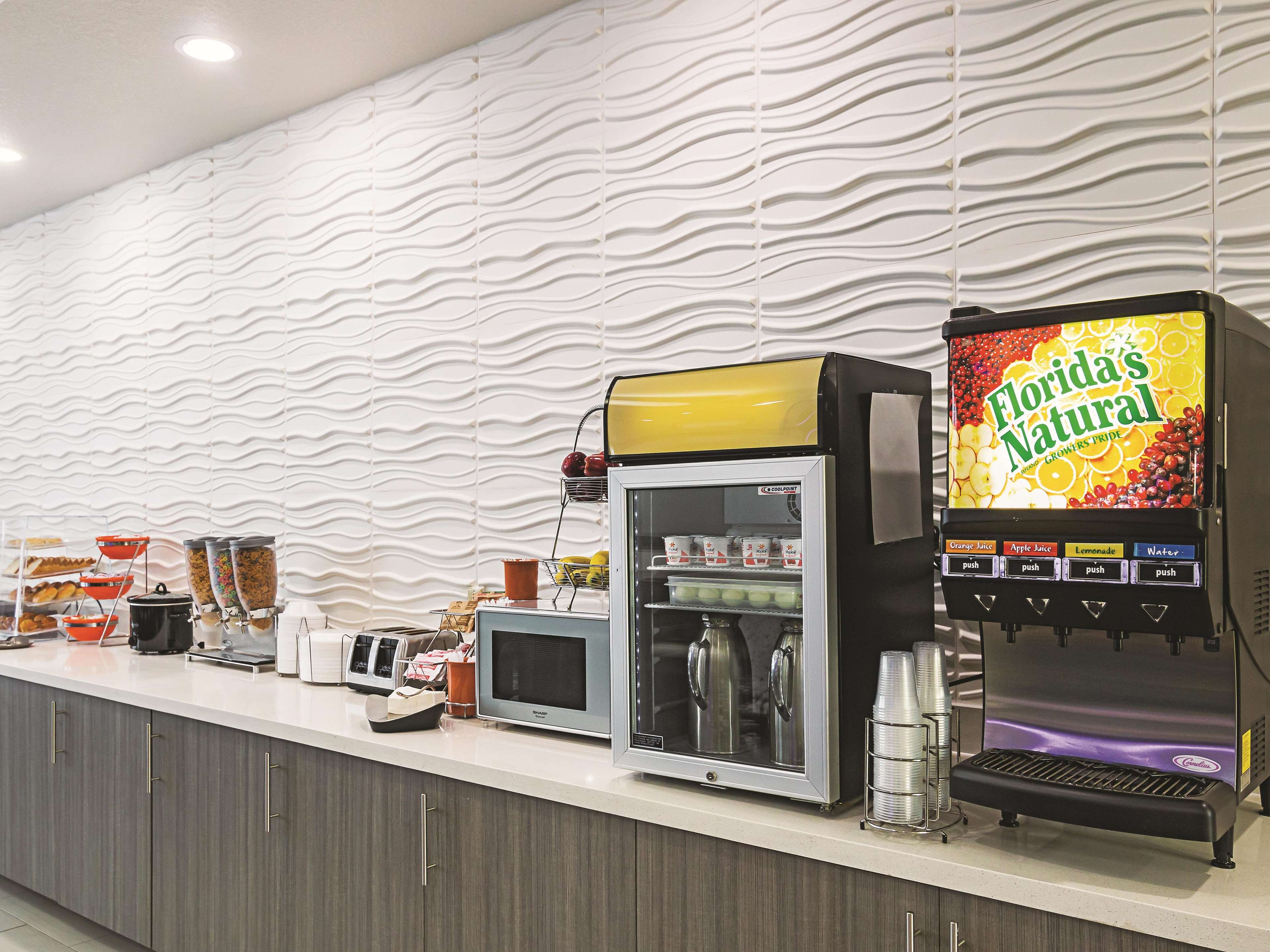 La Quinta Inn & Suites by Wyndham Ft. Worth - Forest Hill TX