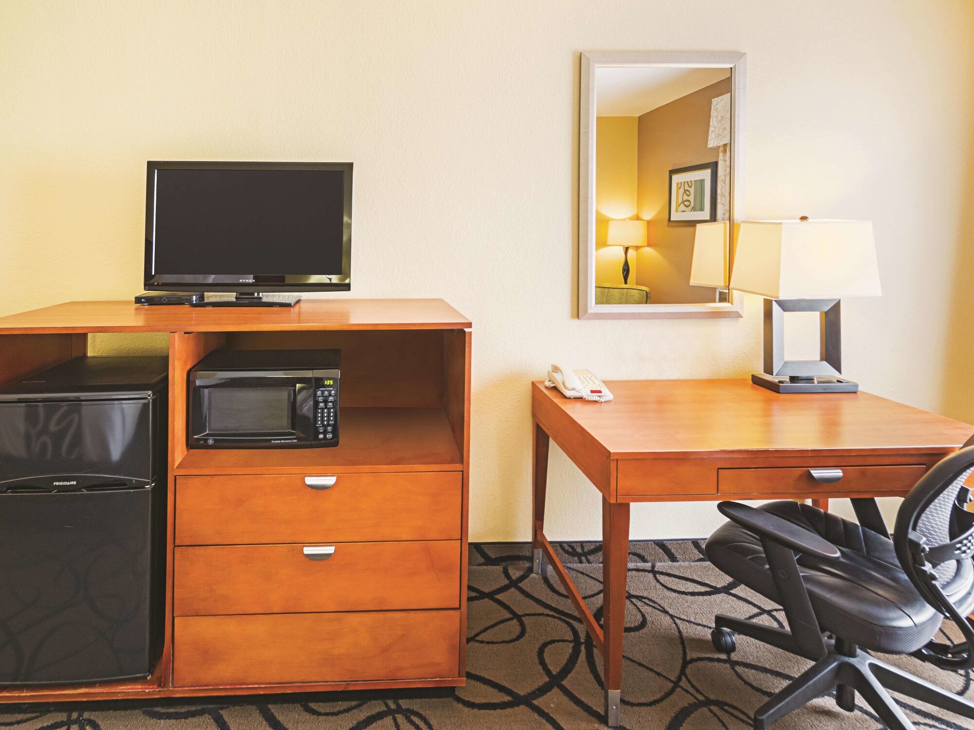 La Quinta Inn & Suites by Wyndham Ft. Worth - Forest Hill TX