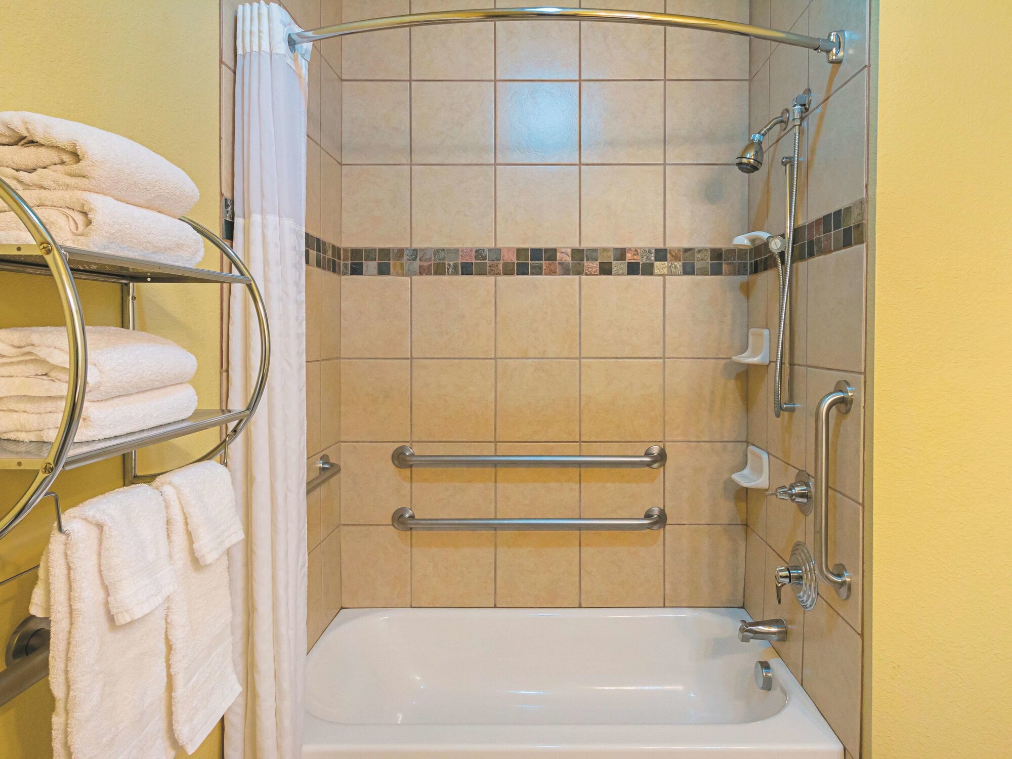 La Quinta Inn & Suites by Wyndham Ft. Worth - Forest Hill TX