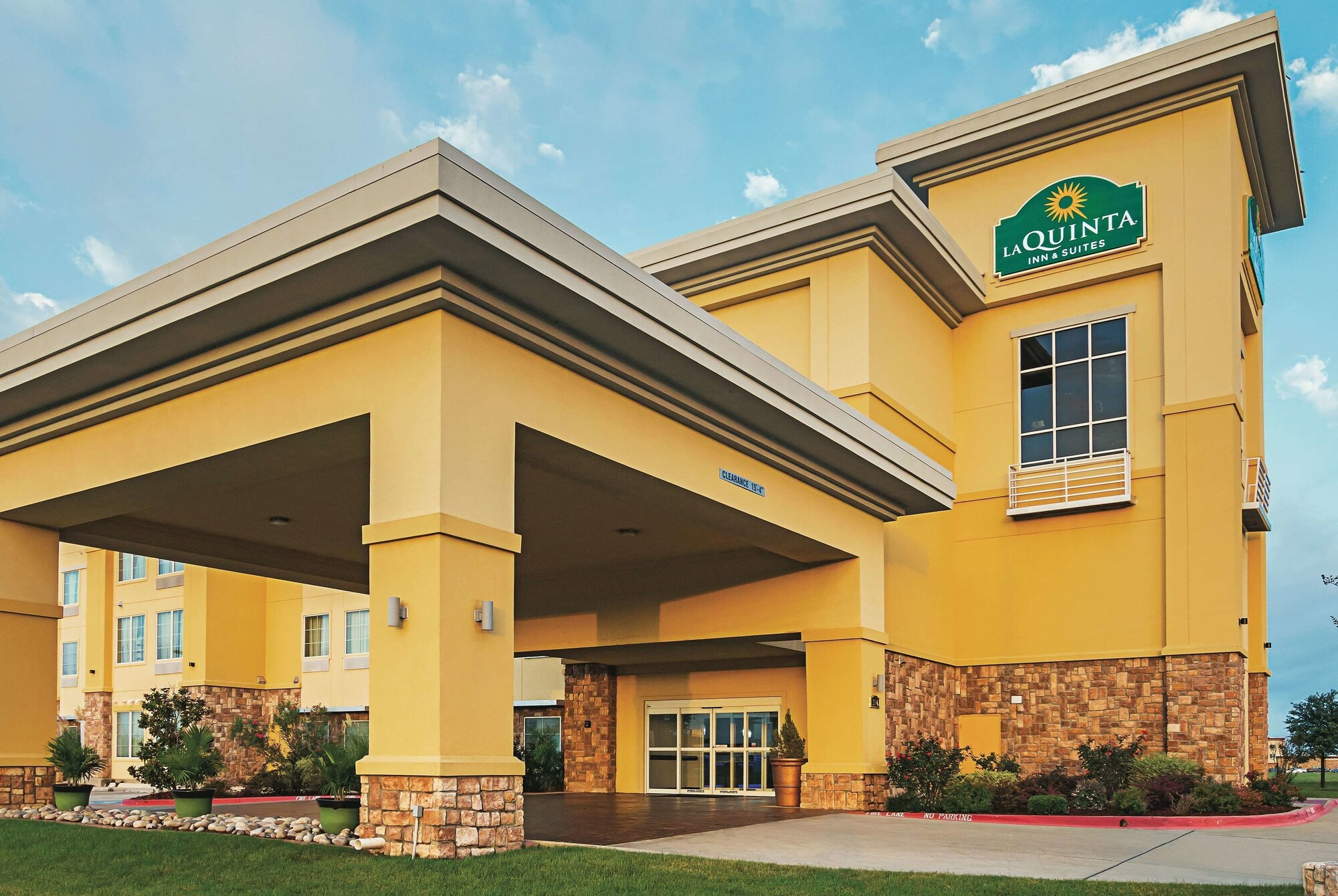 La Quinta Inn & Suites by Wyndham Ft. Worth - Forest Hill TX