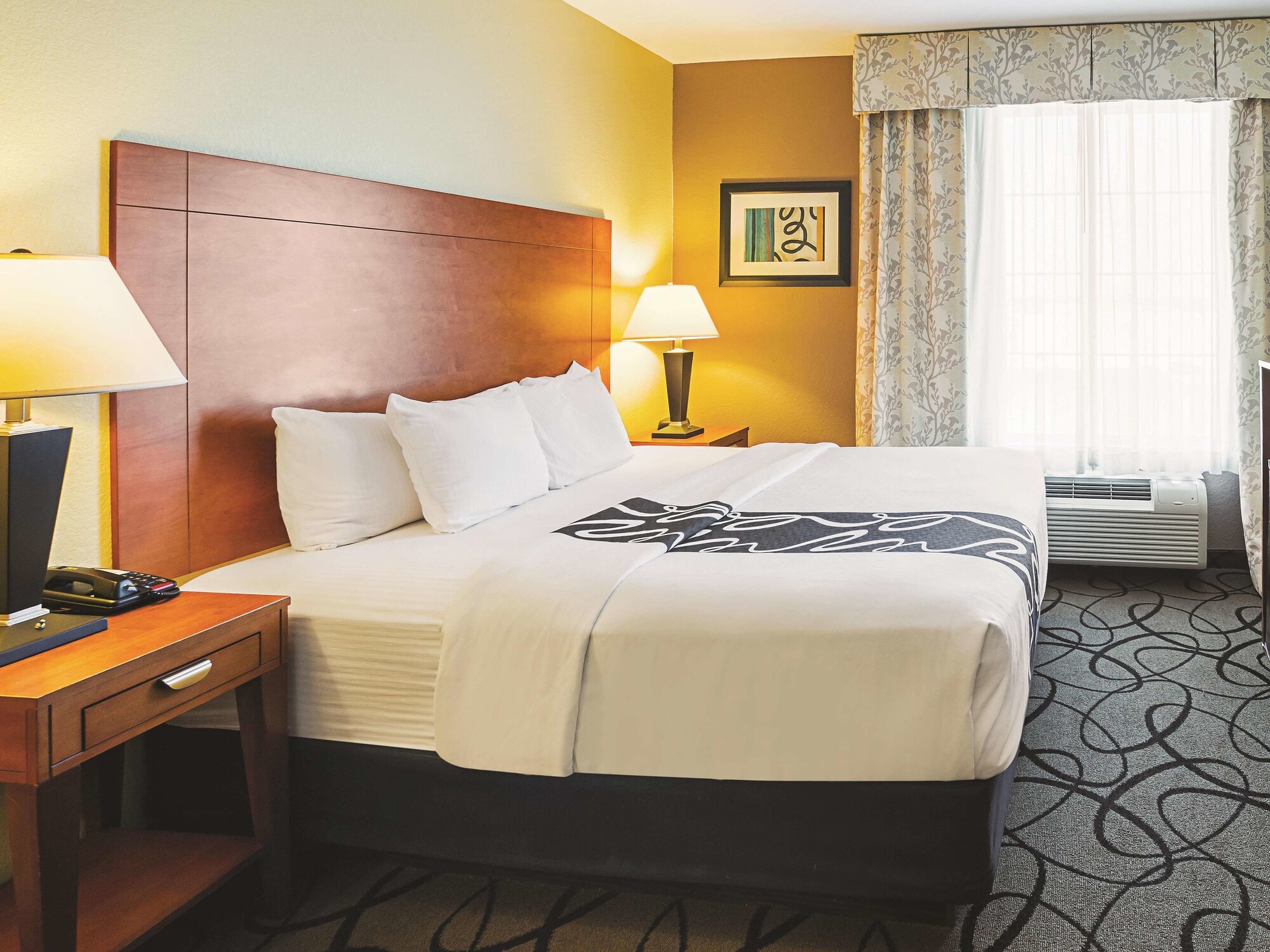 La Quinta Inn & Suites by Wyndham Ft. Worth - Forest Hill TX