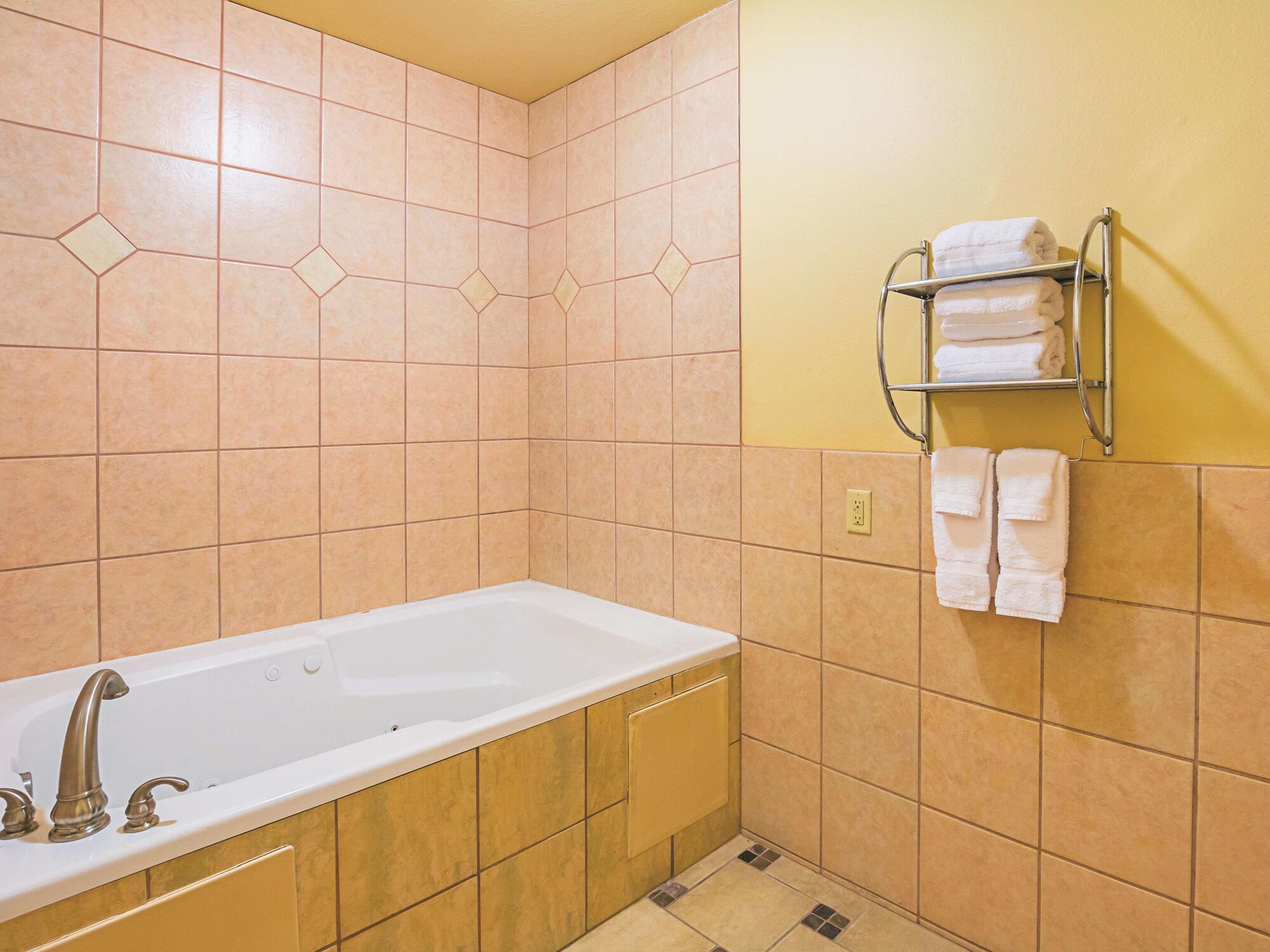La Quinta Inn & Suites by Wyndham Ft. Worth - Forest Hill TX