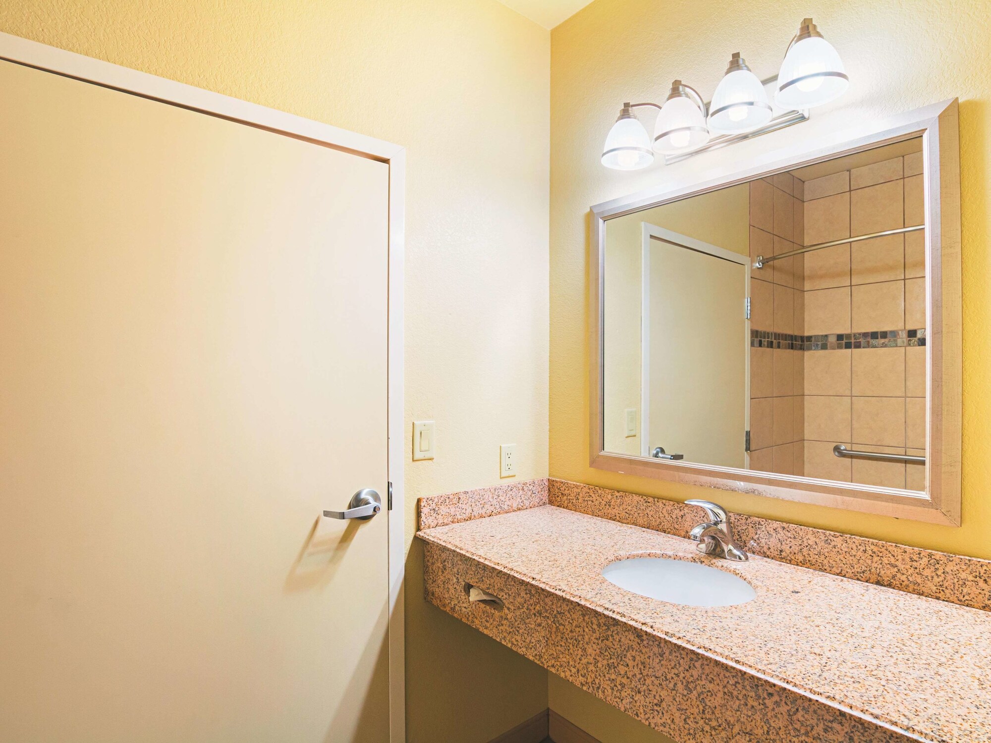 La Quinta Inn & Suites by Wyndham Ft. Worth - Forest Hill TX