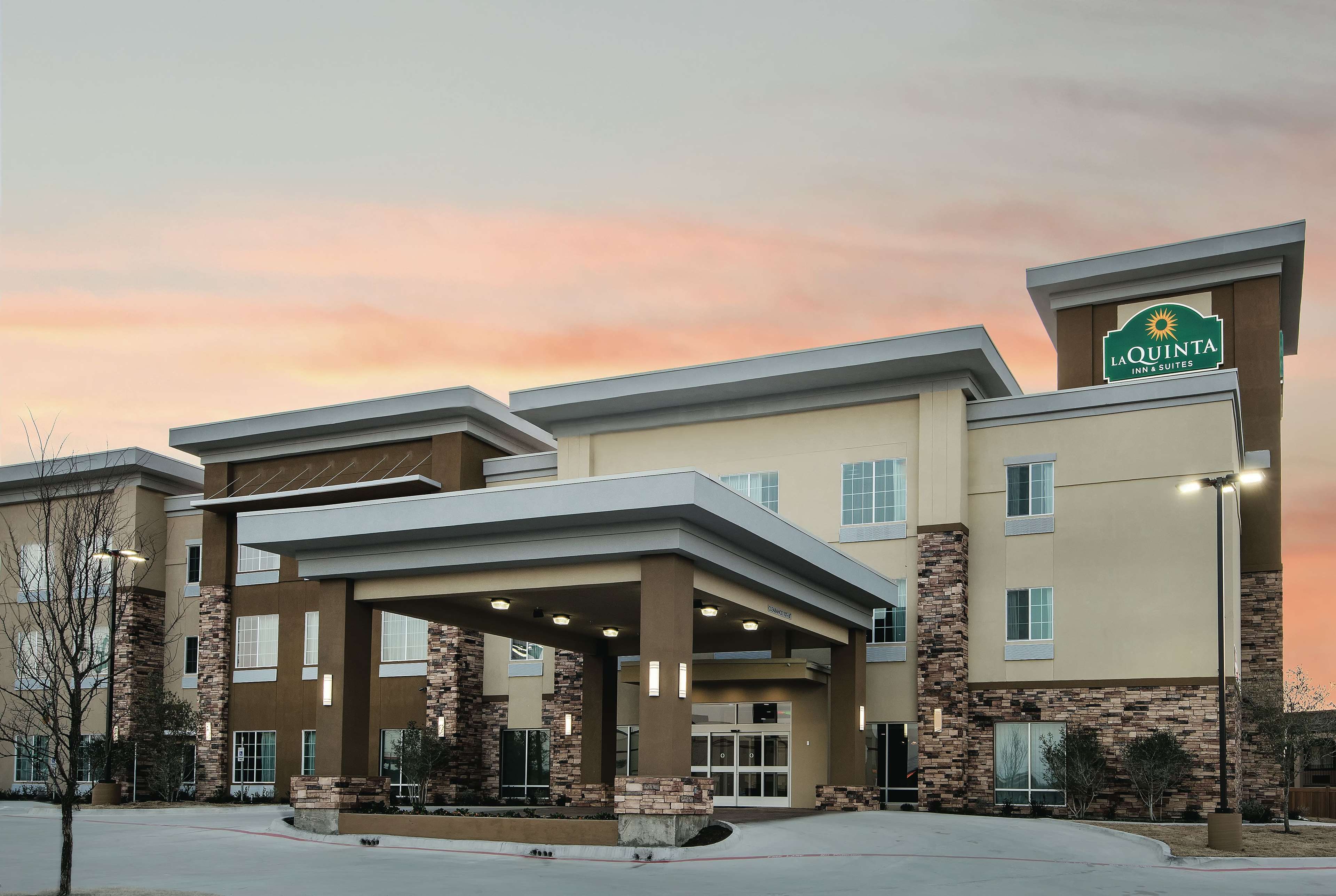 La Quinta Inn & Suites by Wyndham Fort Worth West - I-30
