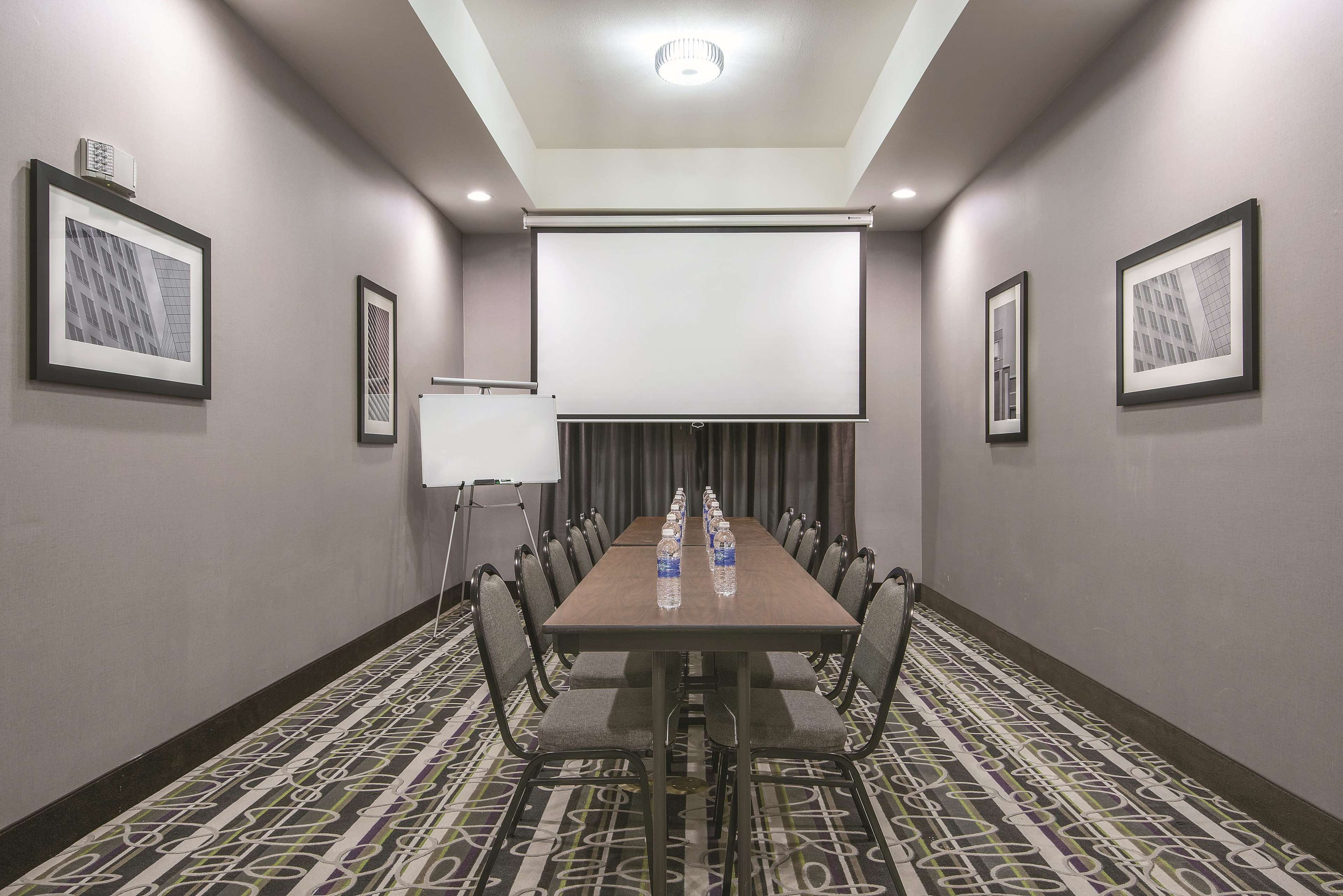 La Quinta Inn & Suites by Wyndham Fort Worth West - I-30