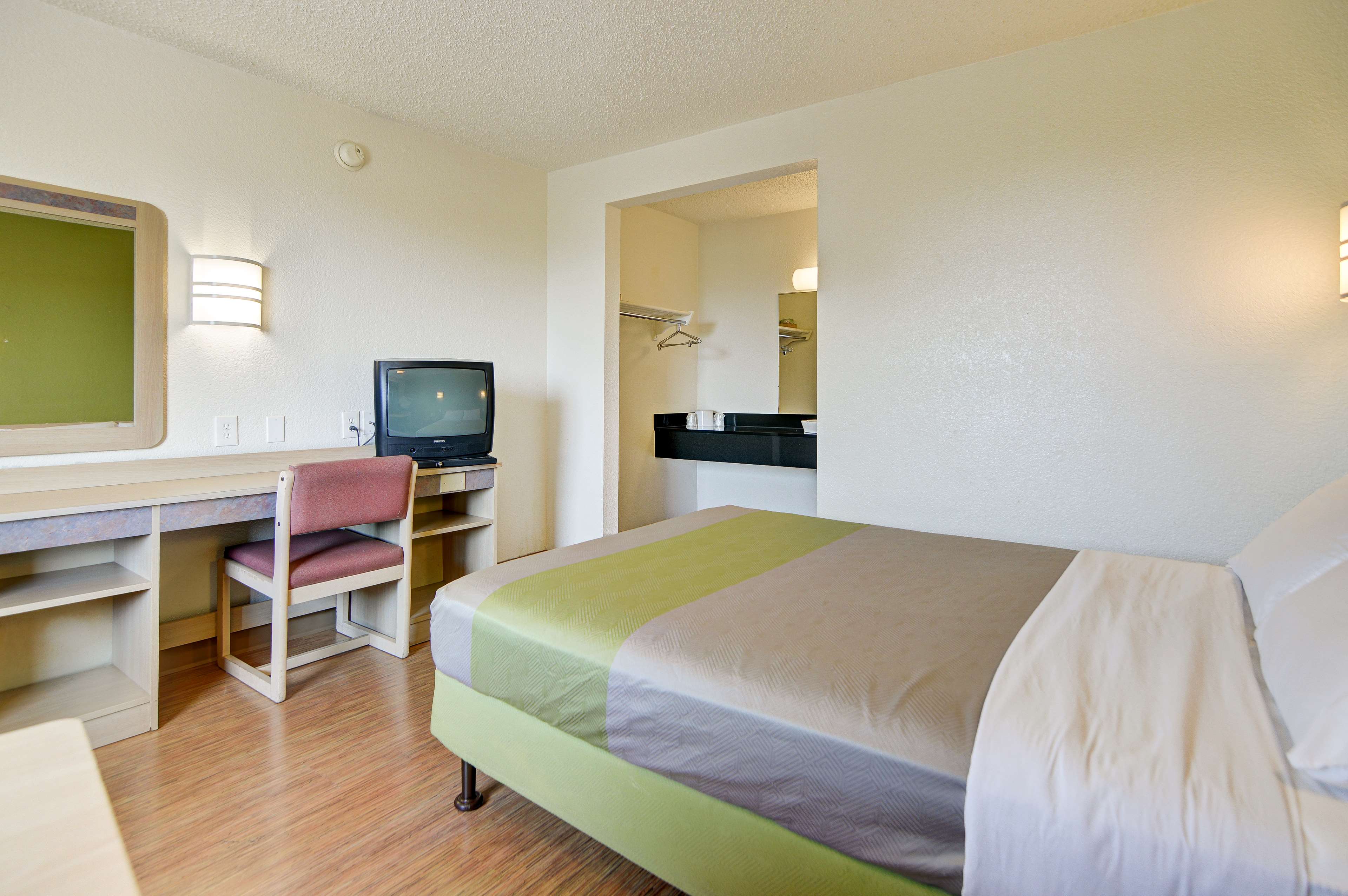 Motel 6 Fort Worth, TX - East