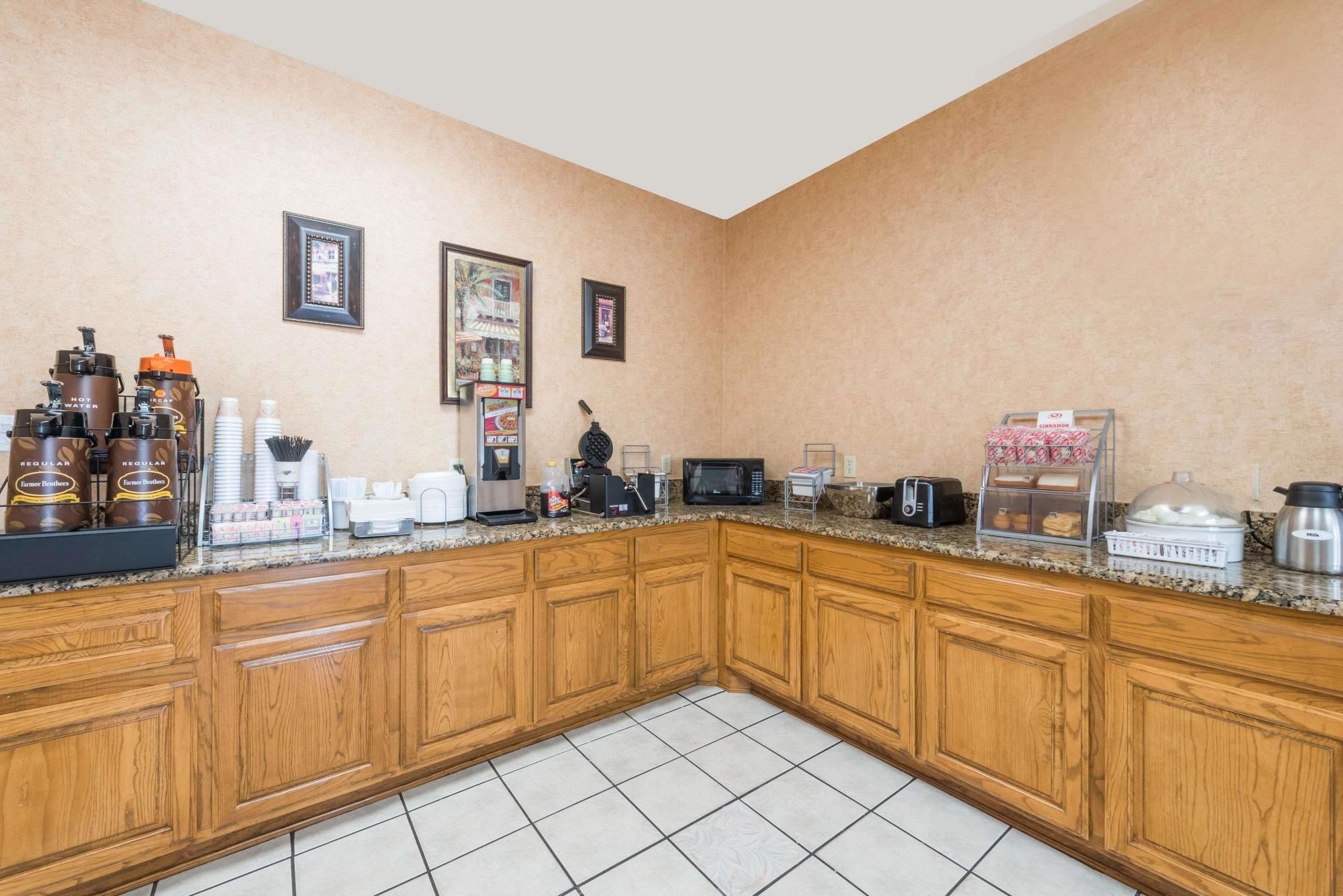 Super 8 by Wyndham Fort Worth South
