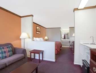 Days Inn by Wyndham Suites Fredericksburg
