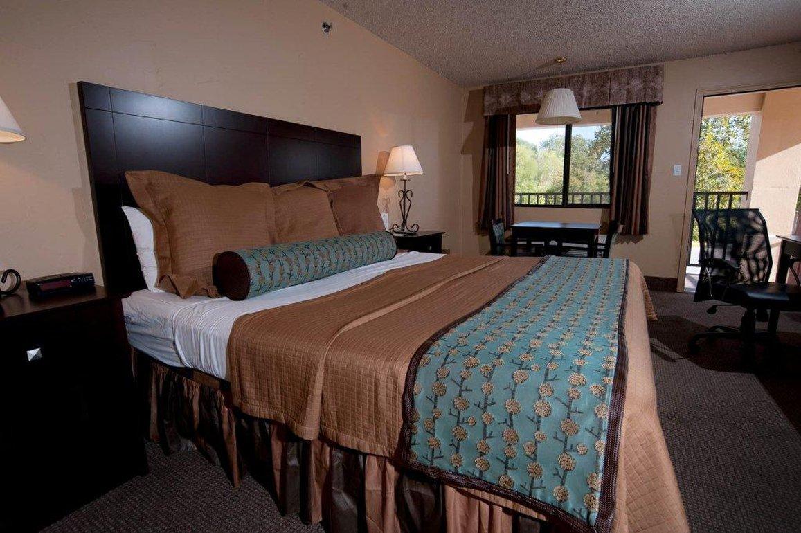 Fredericksburg Inn & Suites