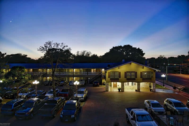 Sunday House Inn and Suites