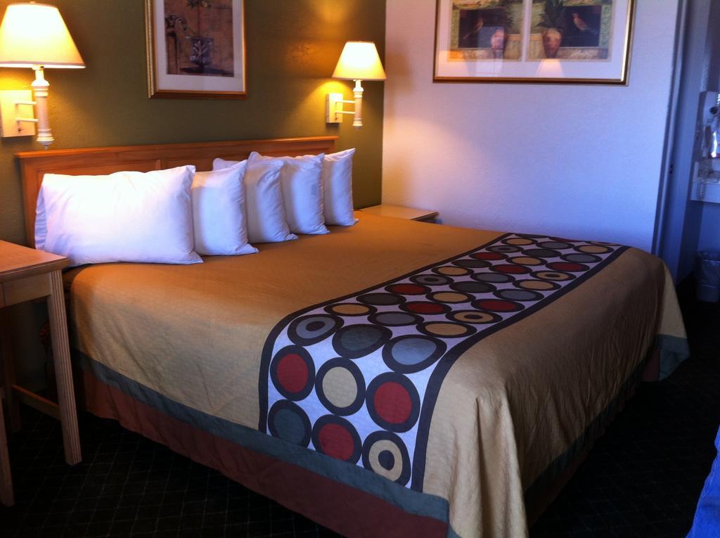 Super 8 by Wyndham Fredericksburg