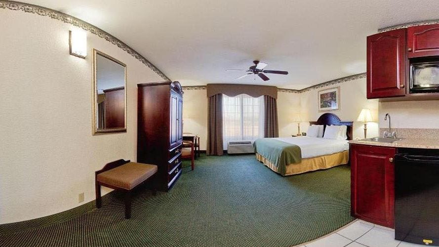 Holiday Inn Express & Suites Gainesville
