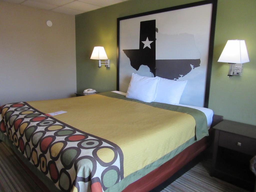 Super 8 by Wyndham Gainesville TX