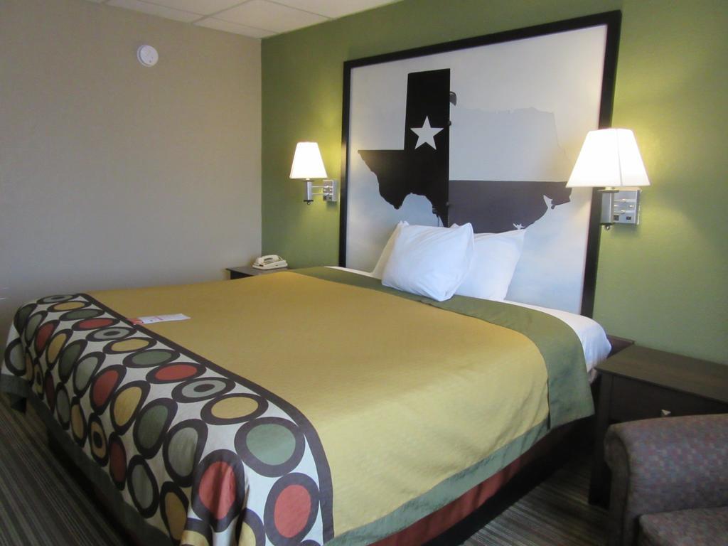 Super 8 by Wyndham Gainesville TX