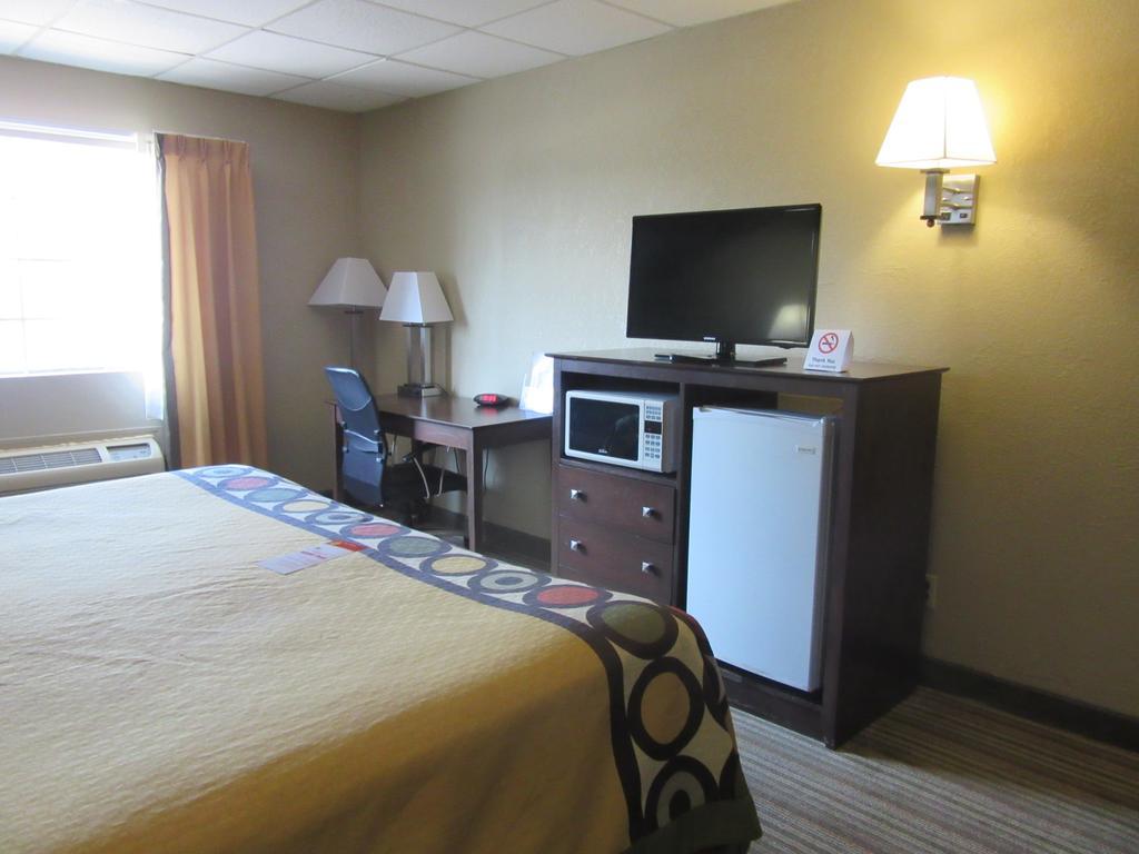 Super 8 by Wyndham Gainesville TX