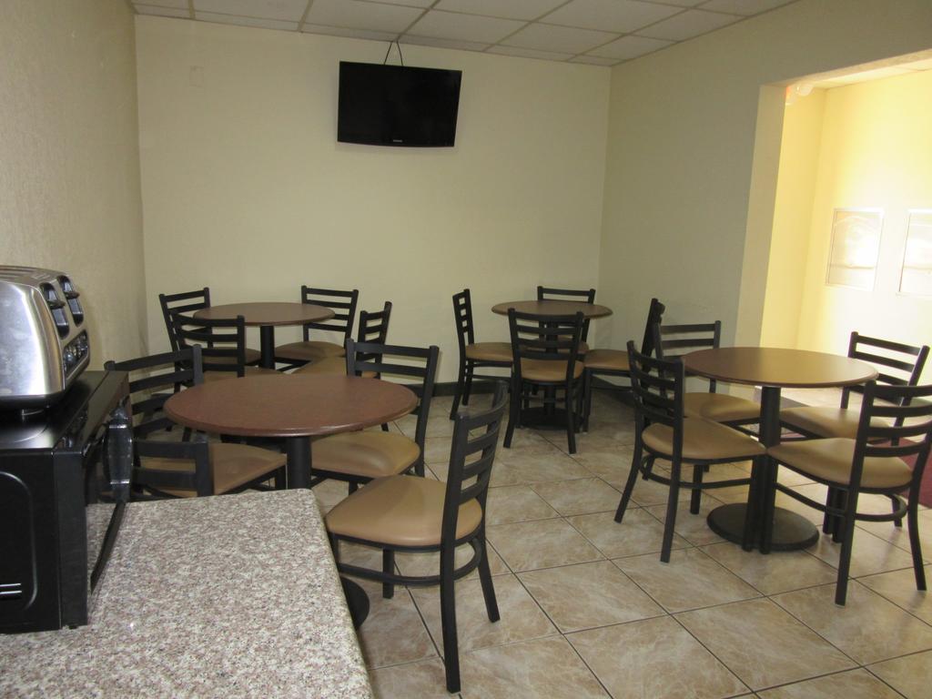 Super 8 by Wyndham Gainesville TX