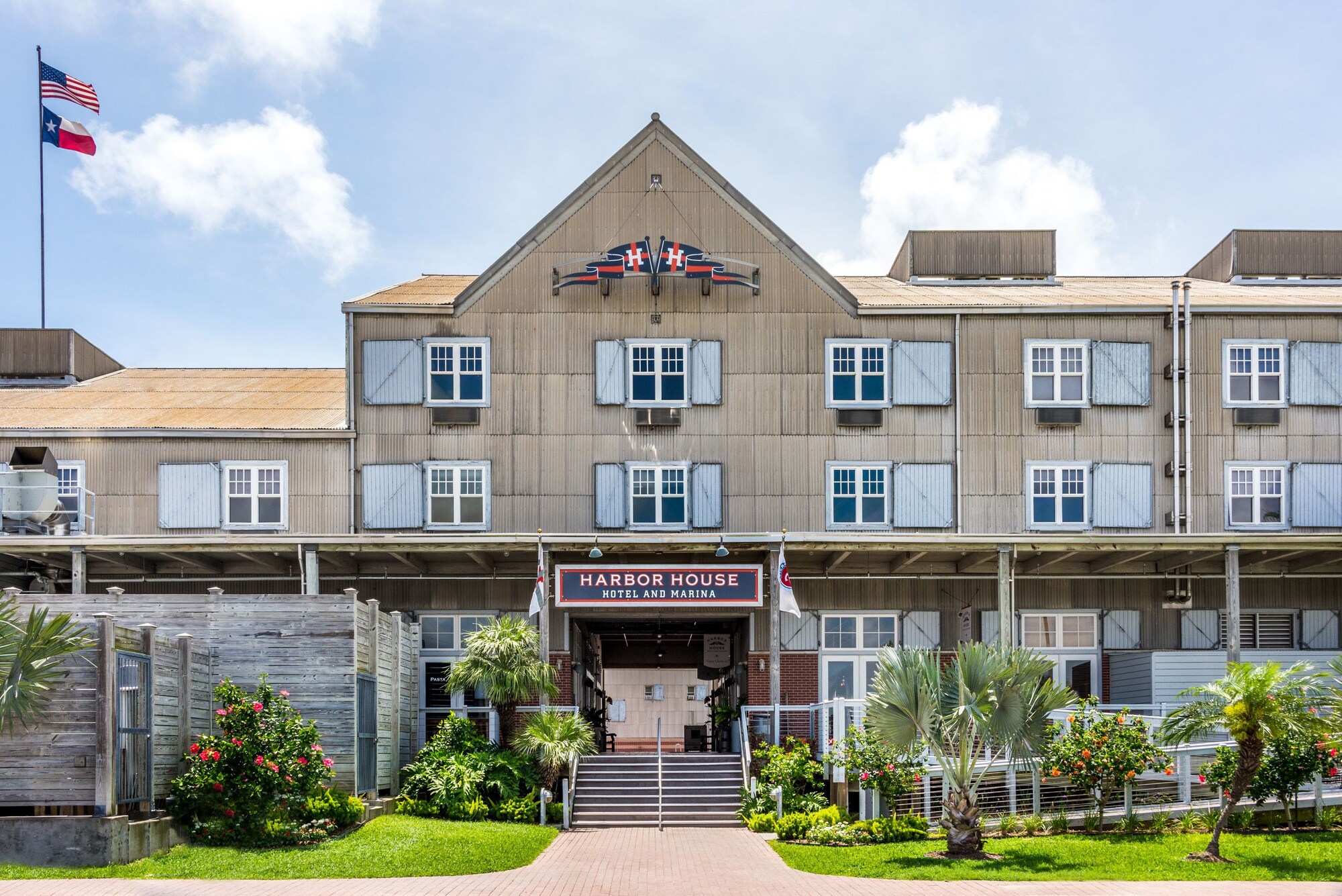 Harbor House Hotel & Marina At Pier 21