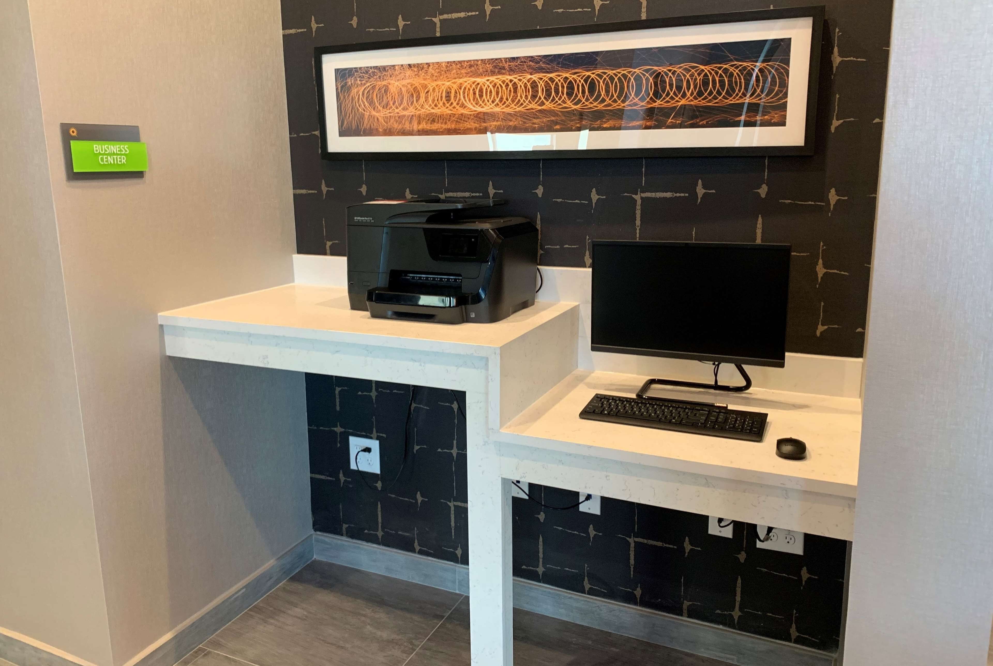 La Quinta Inn & Suites by Wyndham Galveston North at I-45