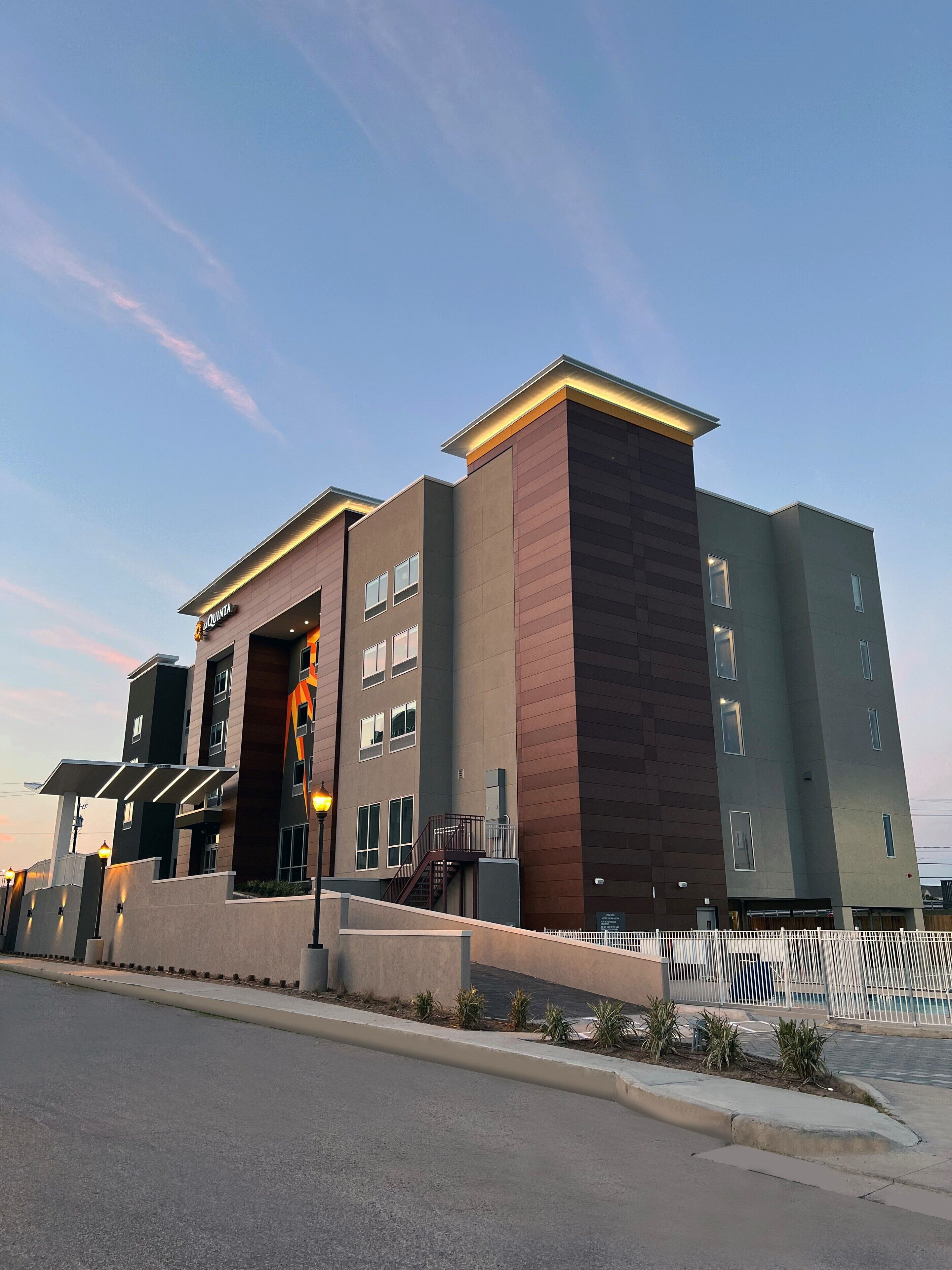 La Quinta Inn & Suites by Wyndham Galveston North at I-45