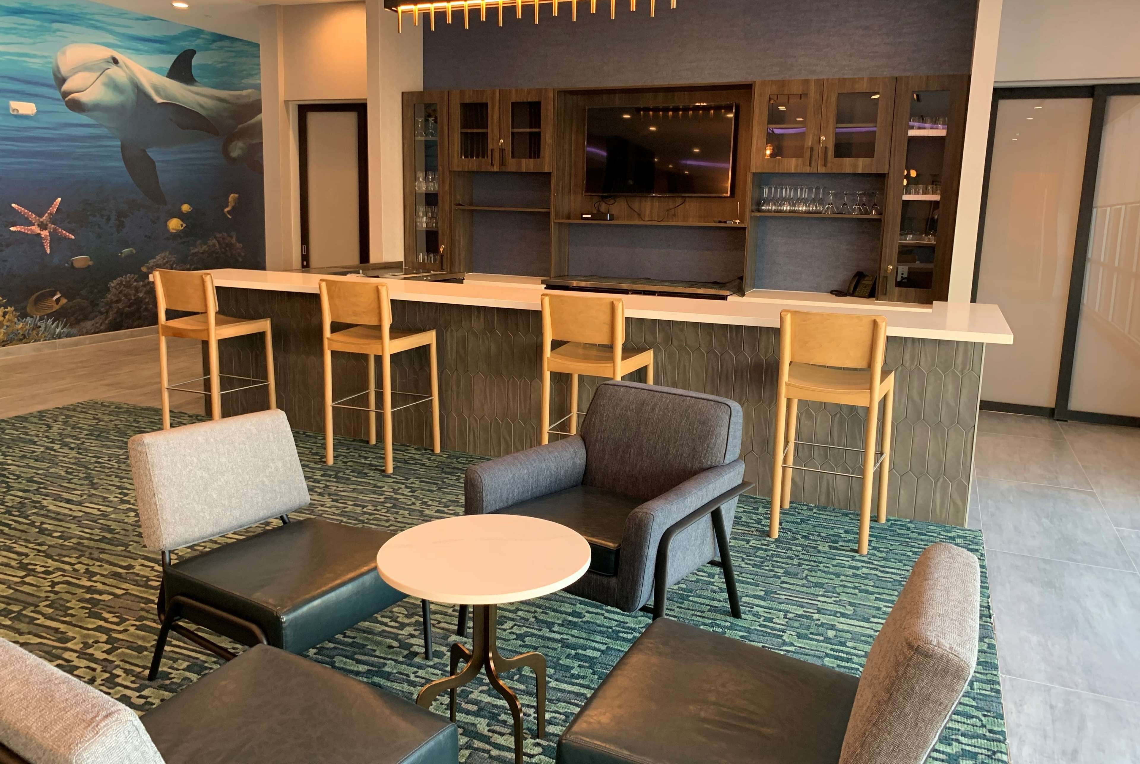 La Quinta Inn & Suites by Wyndham Galveston North at I-45
