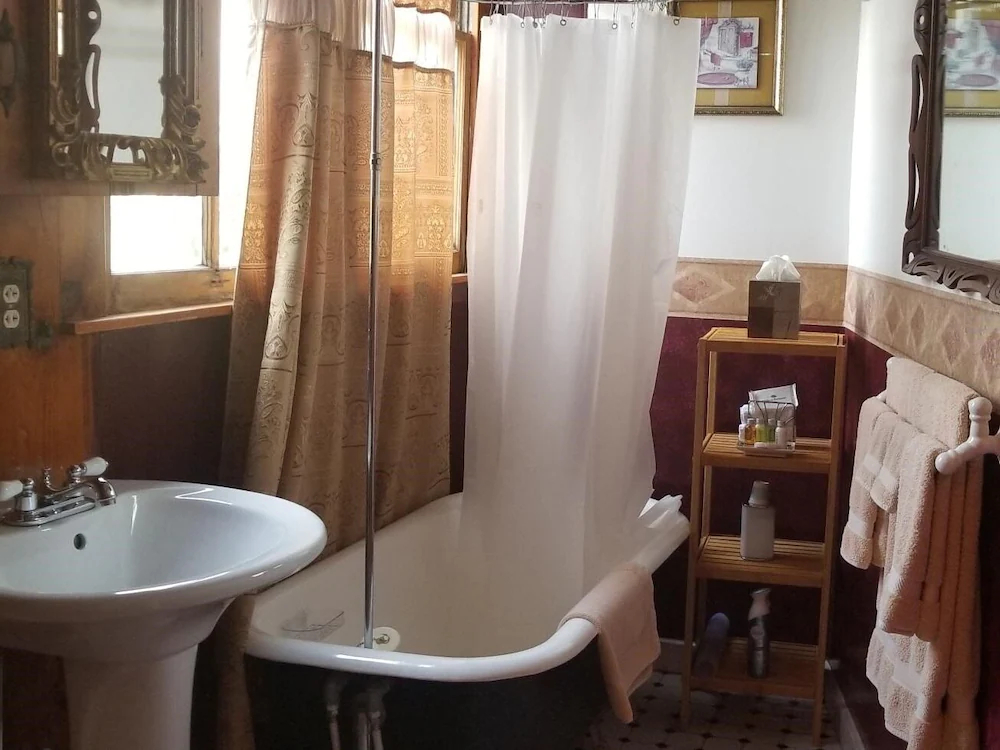 Lost Bayou Guesthouse B&B