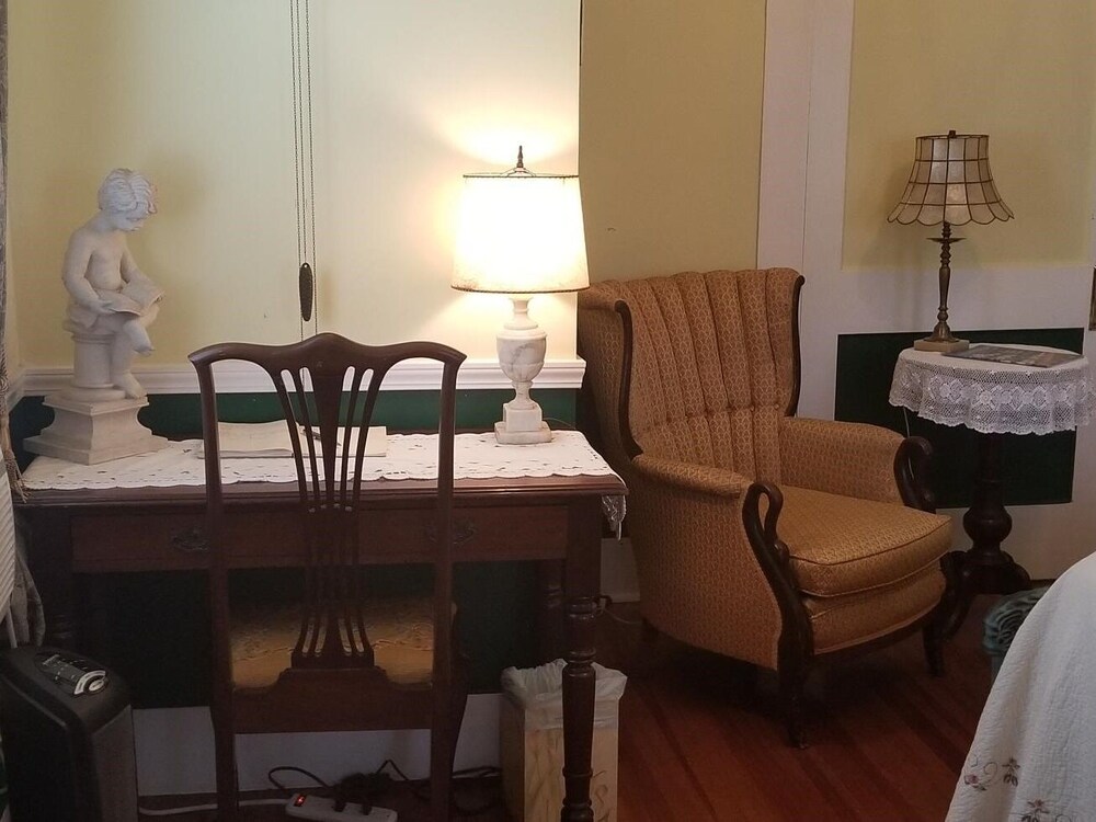 Lost Bayou Guesthouse B&B