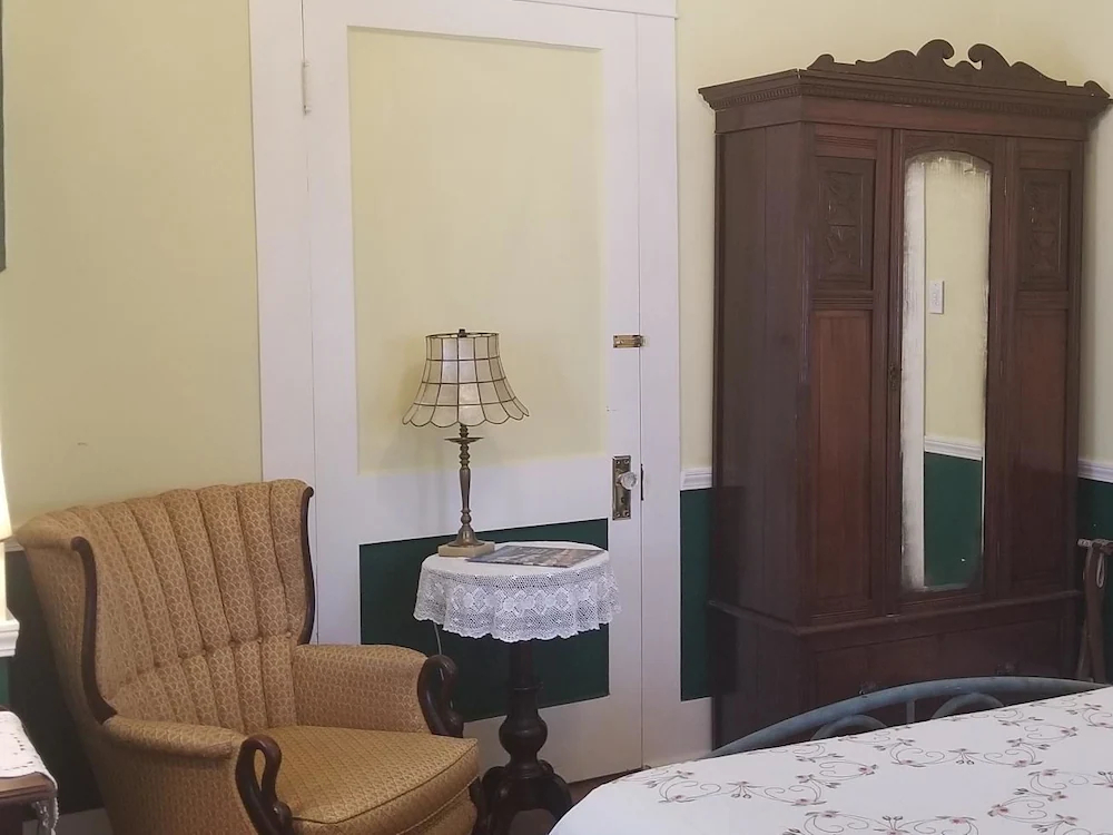 Lost Bayou Guesthouse B&B
