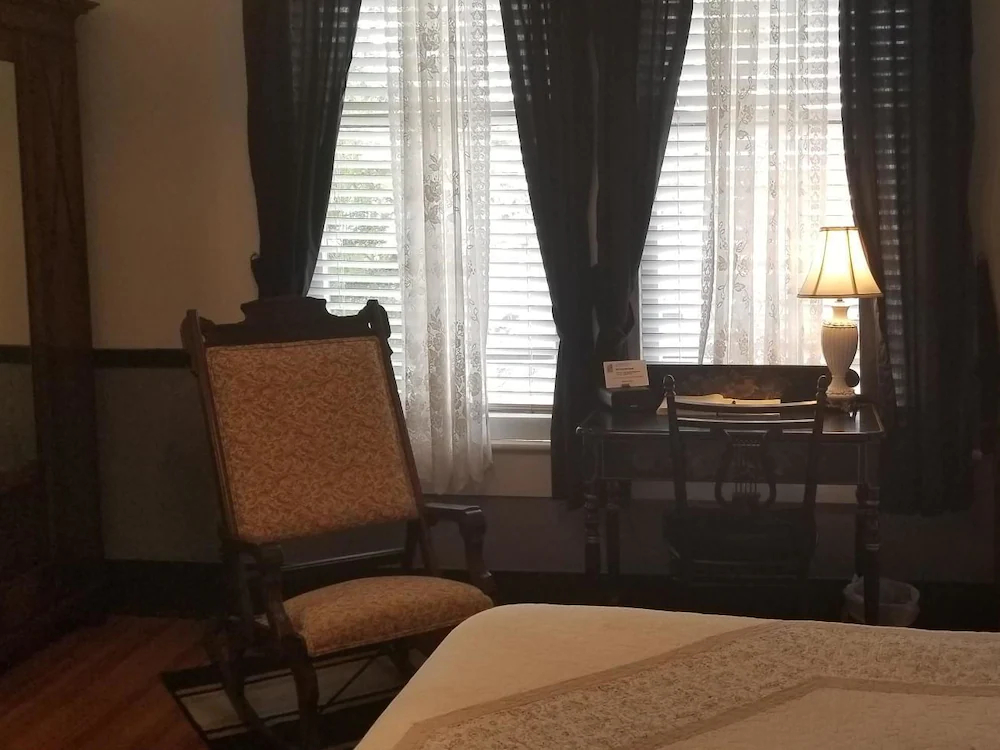 Lost Bayou Guesthouse B&B