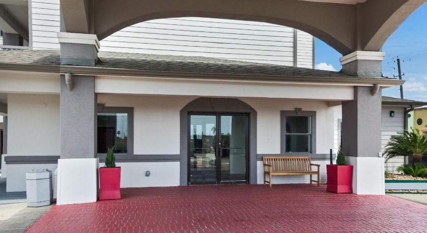 Red Roof PLUS+ Galveston - Beachfront