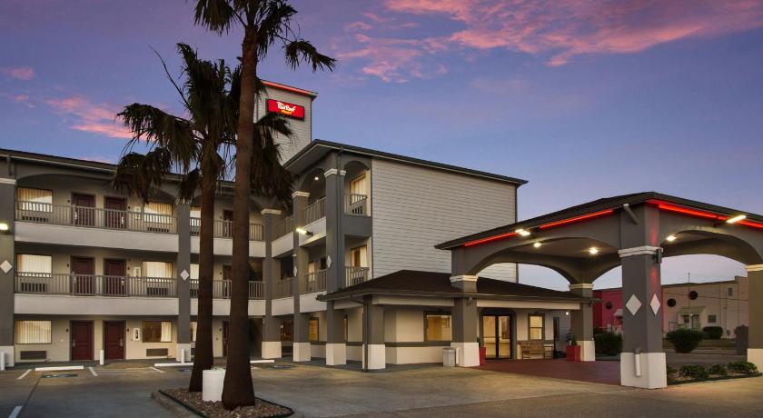 Red Roof PLUS+ Galveston - Beachfront