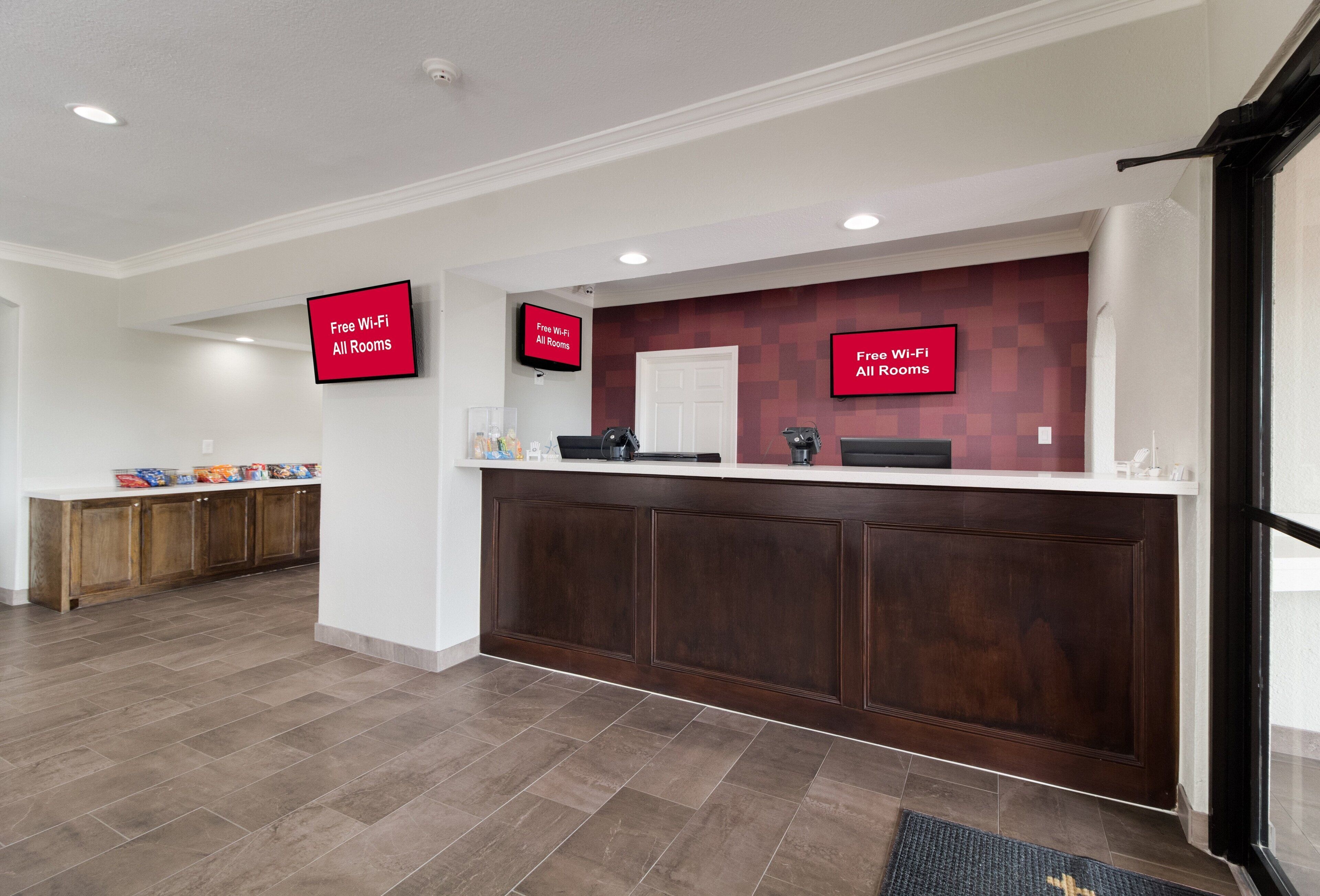 Red Roof PLUS+ Galveston - Beachfront