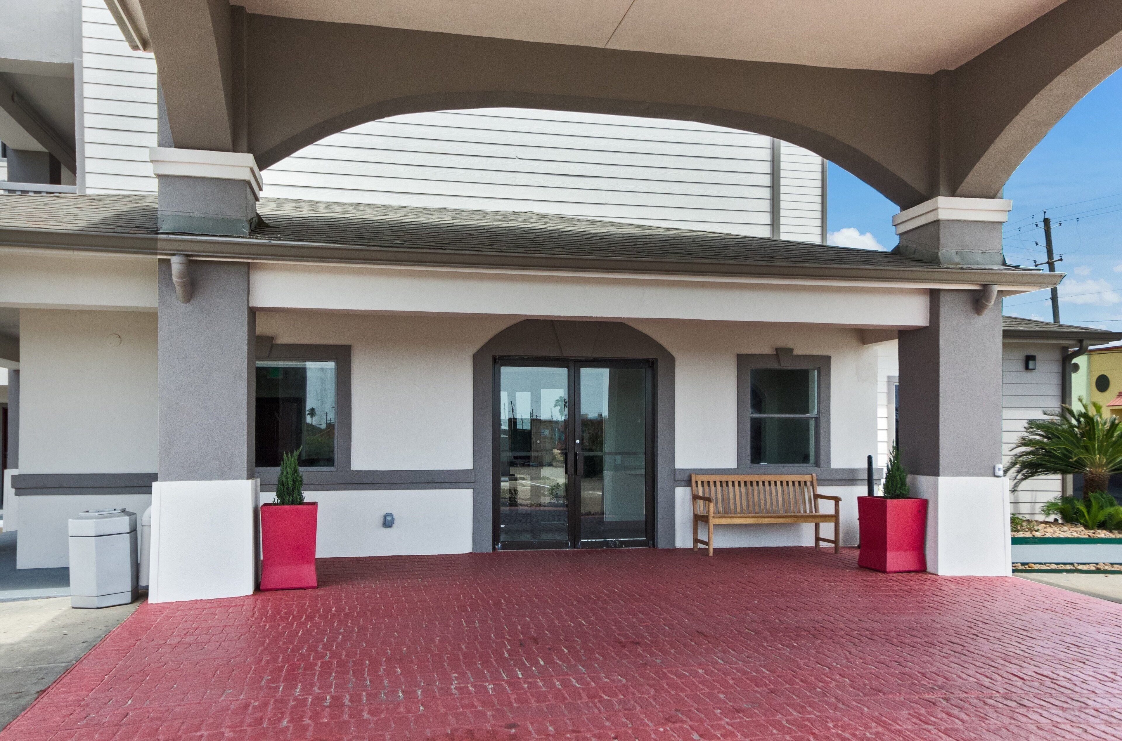 Red Roof PLUS+ Galveston - Beachfront