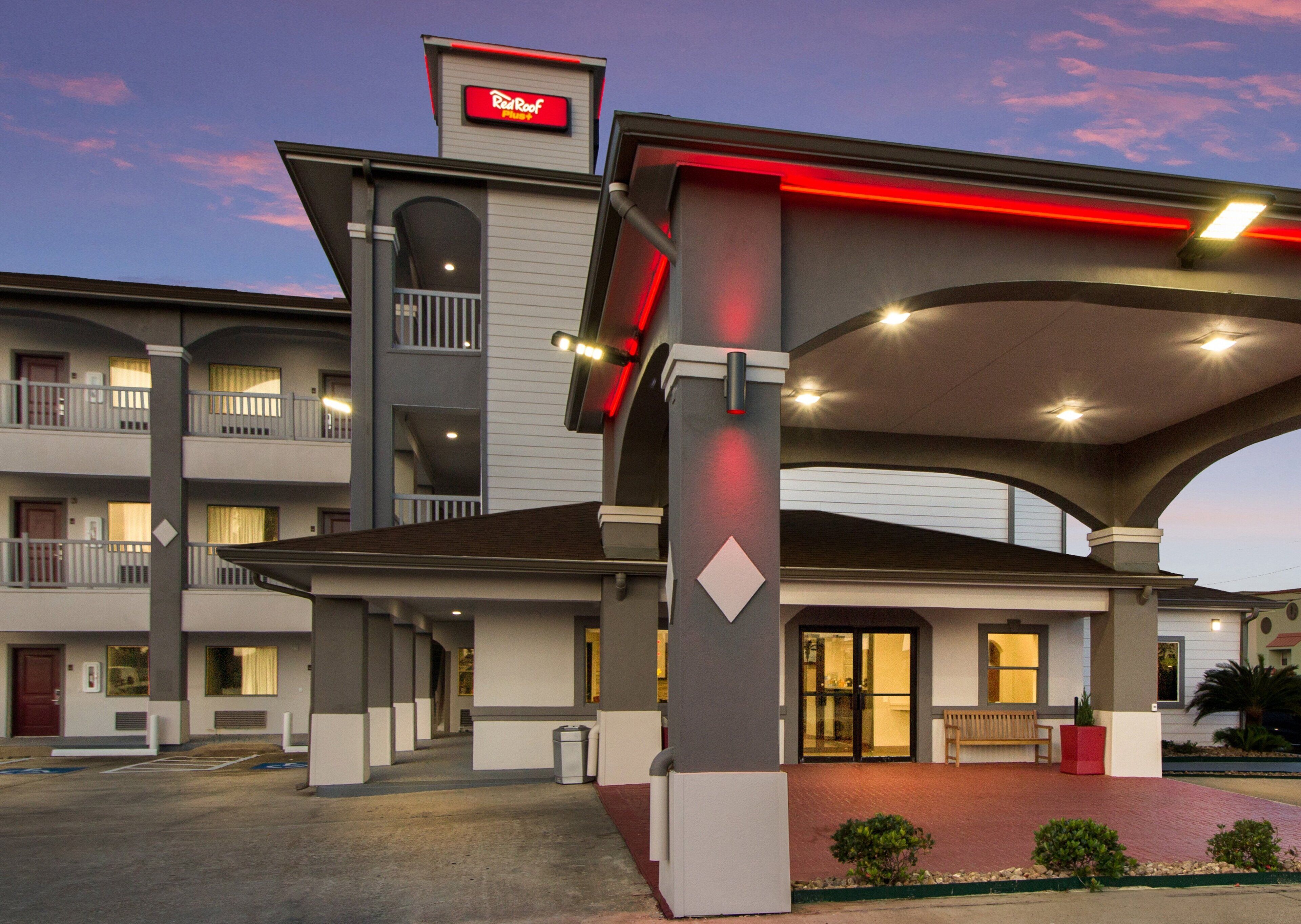 Red Roof PLUS+ Galveston - Beachfront