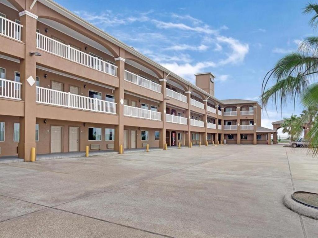 Red Roof PLUS+ Galveston - Beachfront