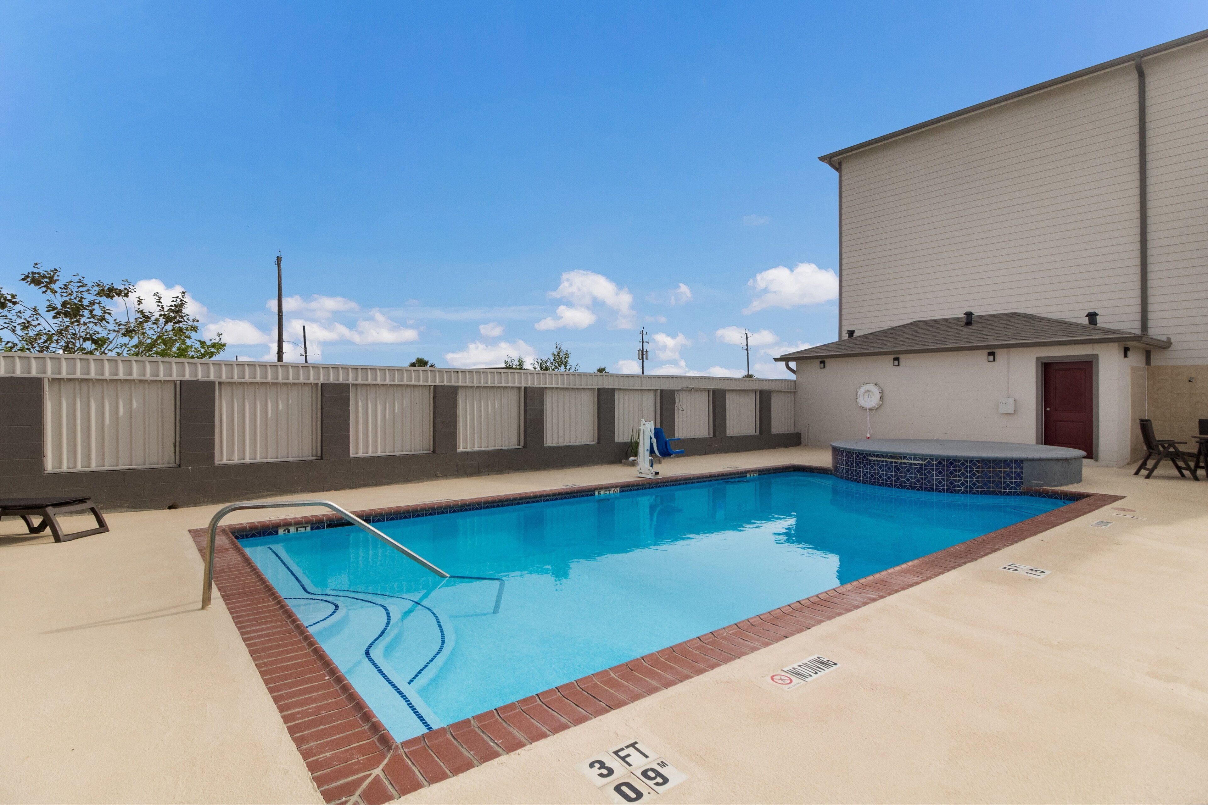 Red Roof PLUS+ Galveston - Beachfront