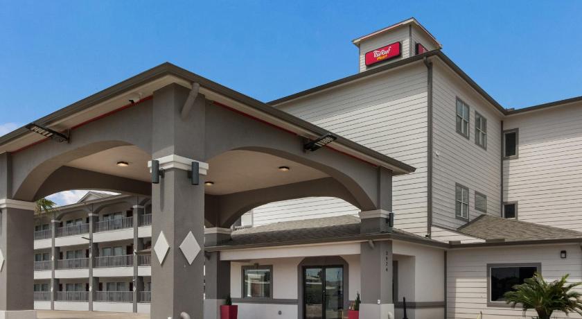 Red Roof PLUS+ Galveston - Beachfront