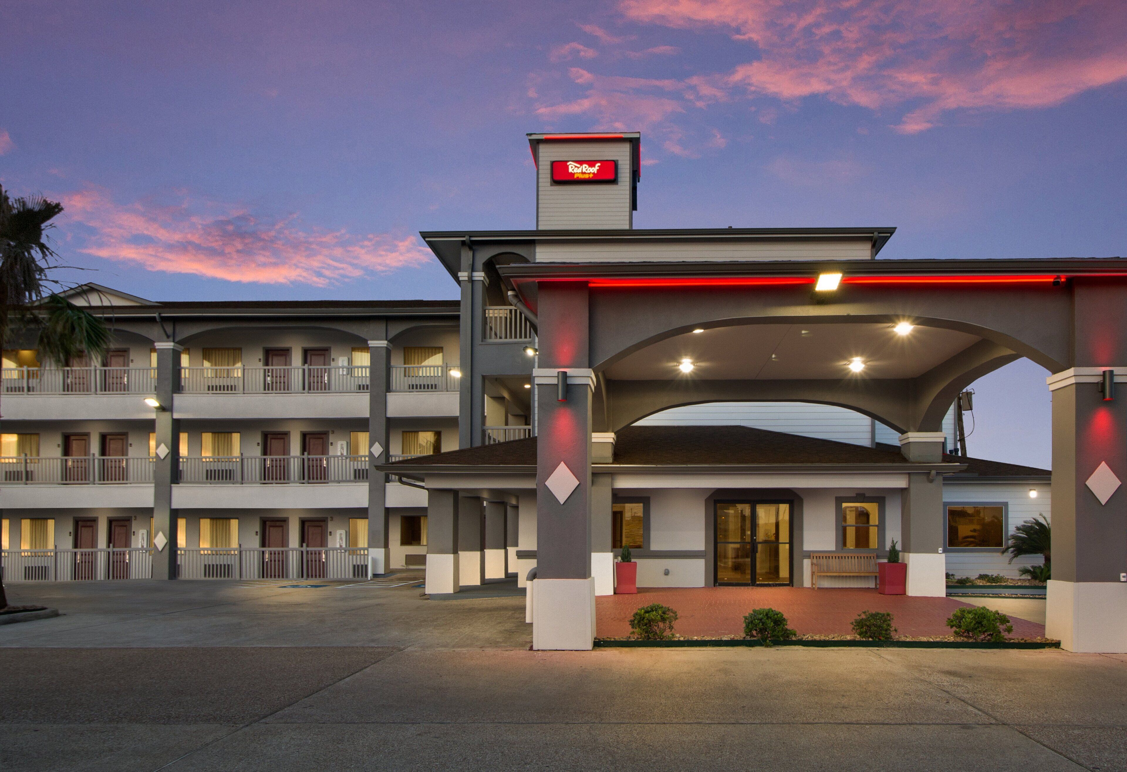 Red Roof PLUS+ Galveston - Beachfront