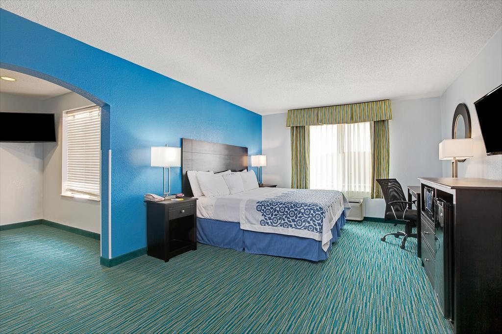 Days Inn by Wyndham Dallas Garland West