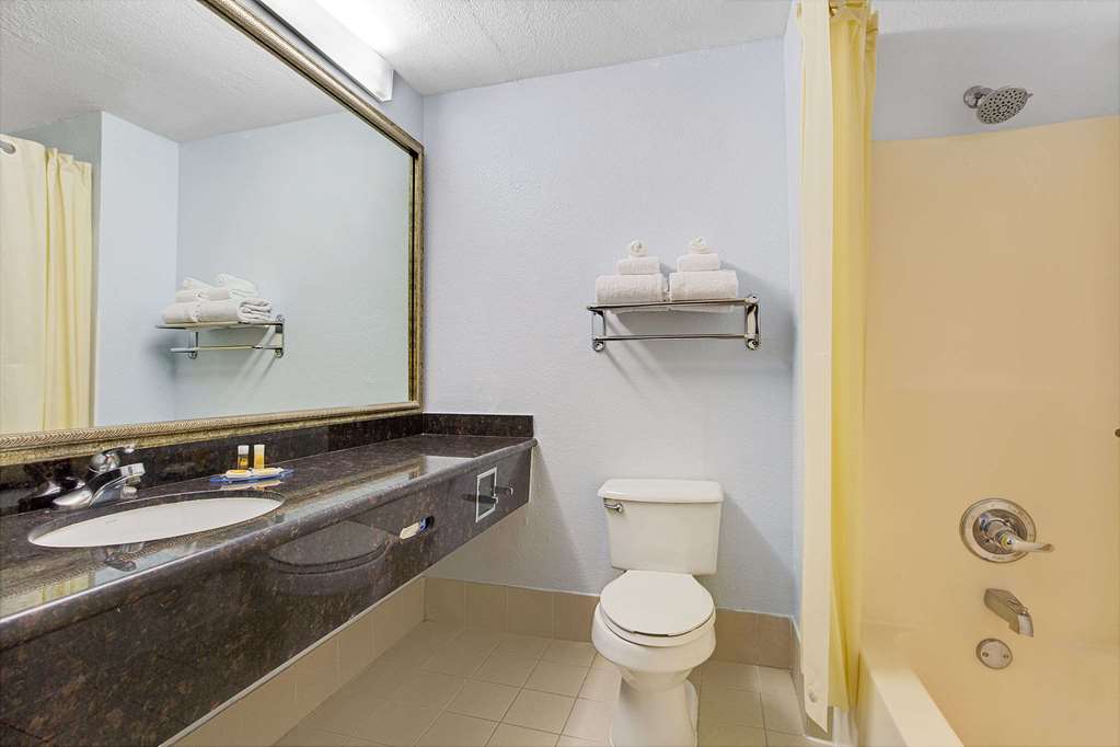 Days Inn by Wyndham Dallas Garland West