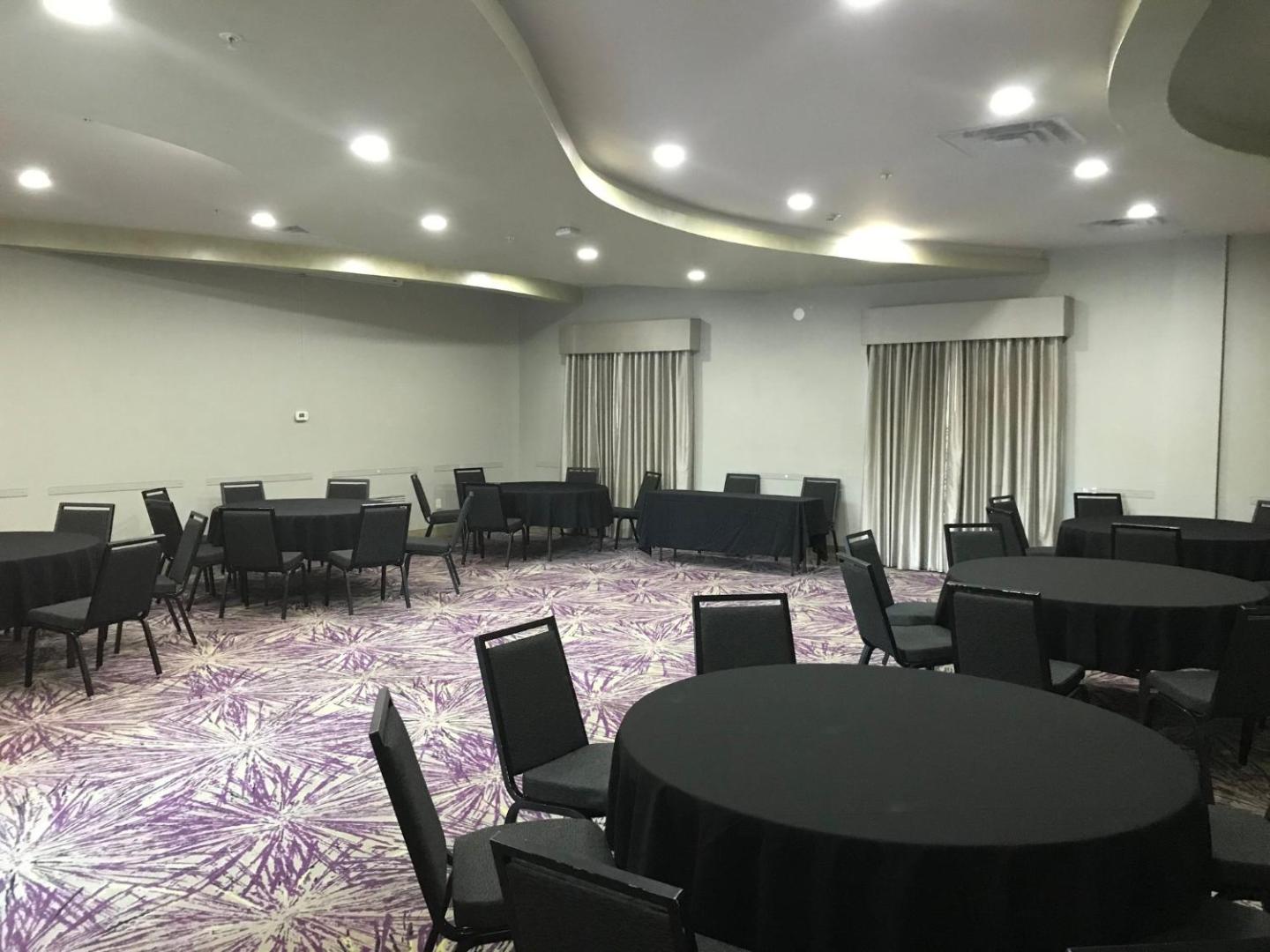 Holiday Inn Express & Suites Garland E Lake Hubbard I30